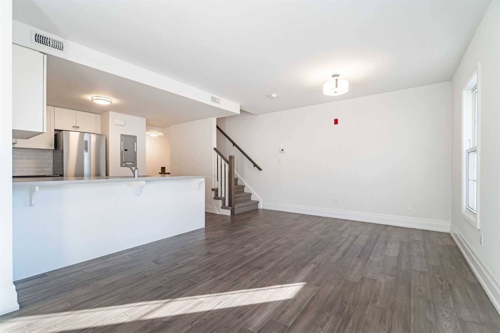 Mississauga, ON L5E 1C7,760 Lakeshore RD E #202