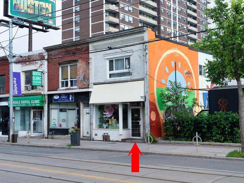 Toronto W01, ON M6R 1B2,1640 Queen ST W