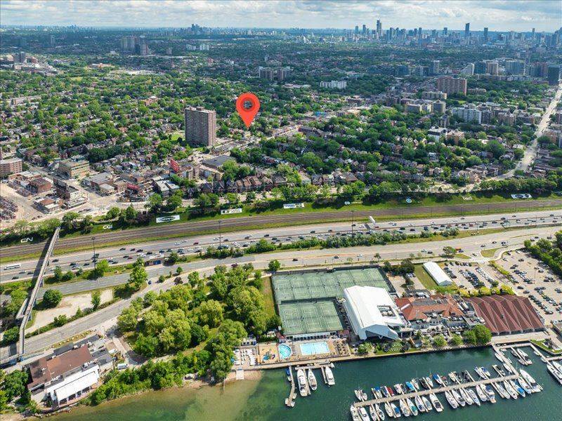 Toronto W01, ON M6R 1B2,1640 Queen ST W