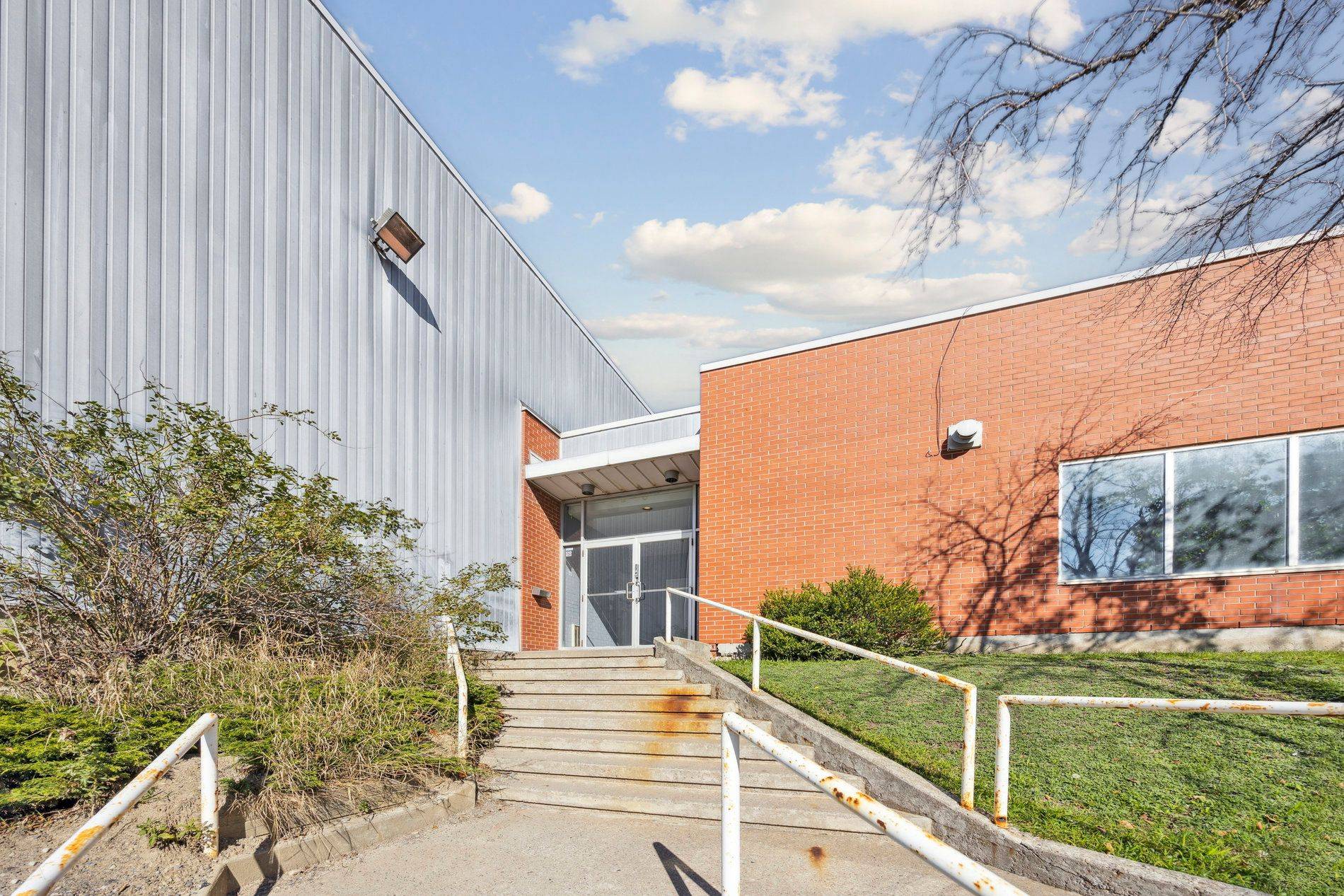 Toronto W05, ON M9L 1N2,84 Kenhar DR