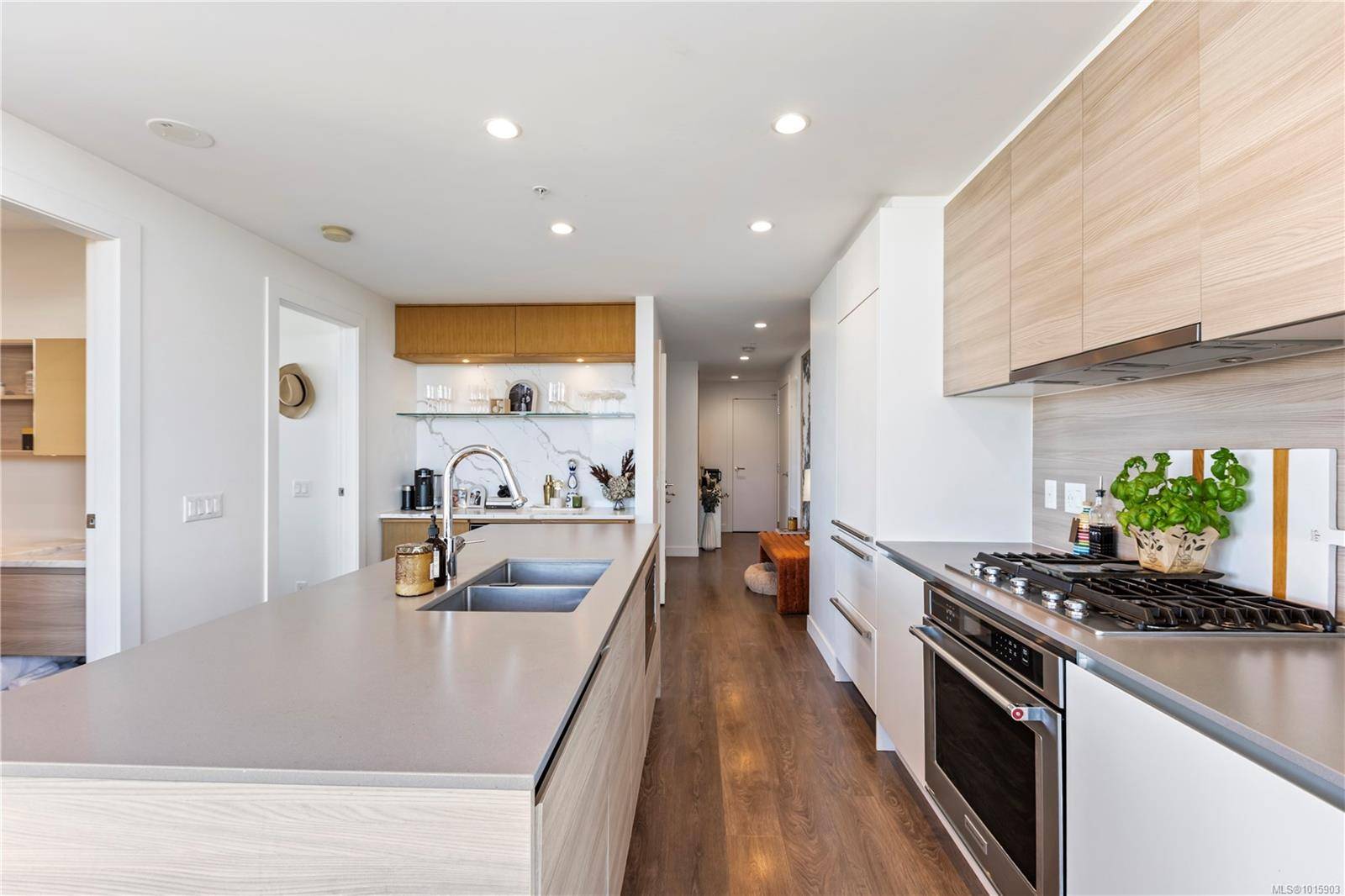 Victoria, BC V9A 0H1,60 Saghalie Rd #905