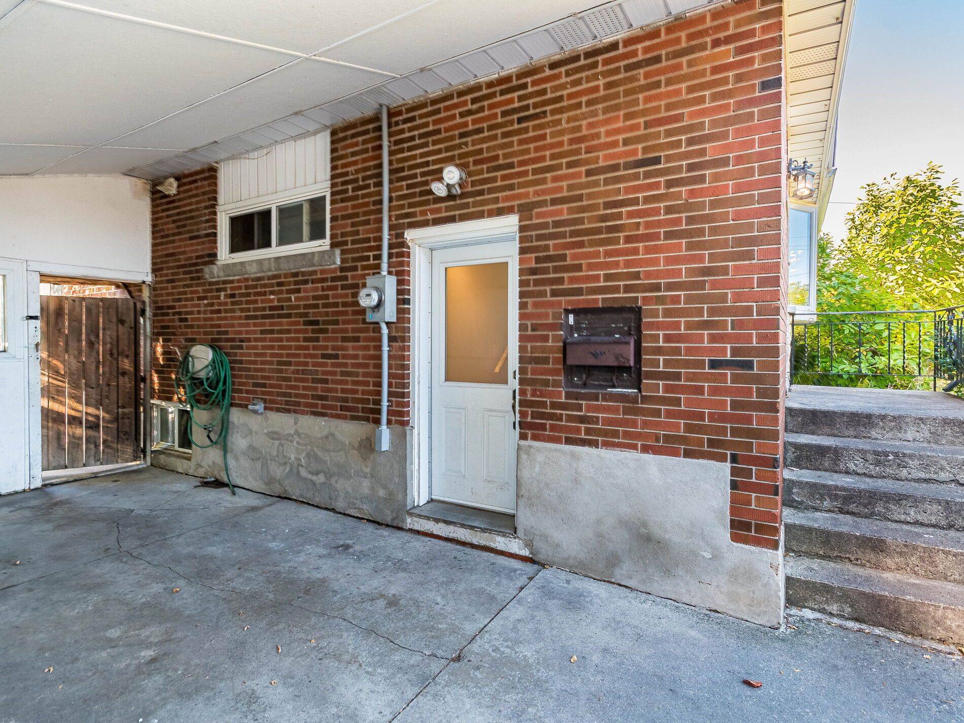 Hamilton, ON L8T 2L4,6 Endfield AVE