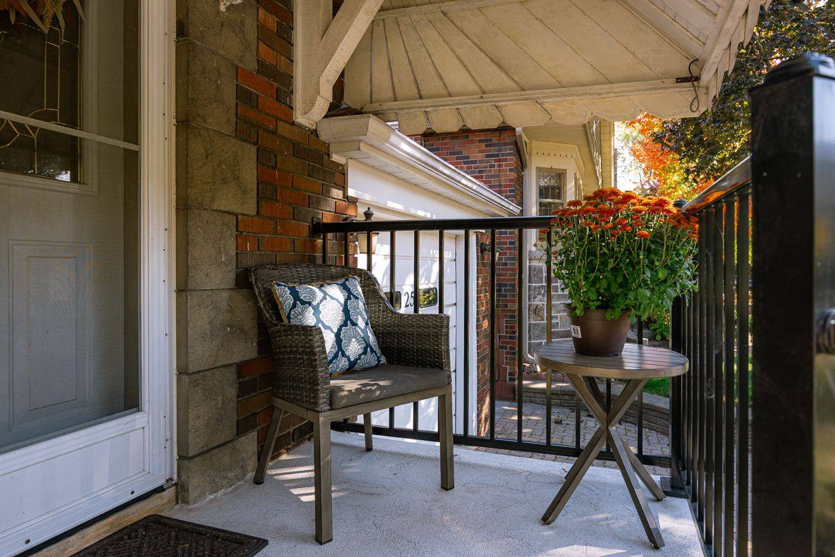 Toronto E06, ON M1N 2X3,25 Ferncroft DR