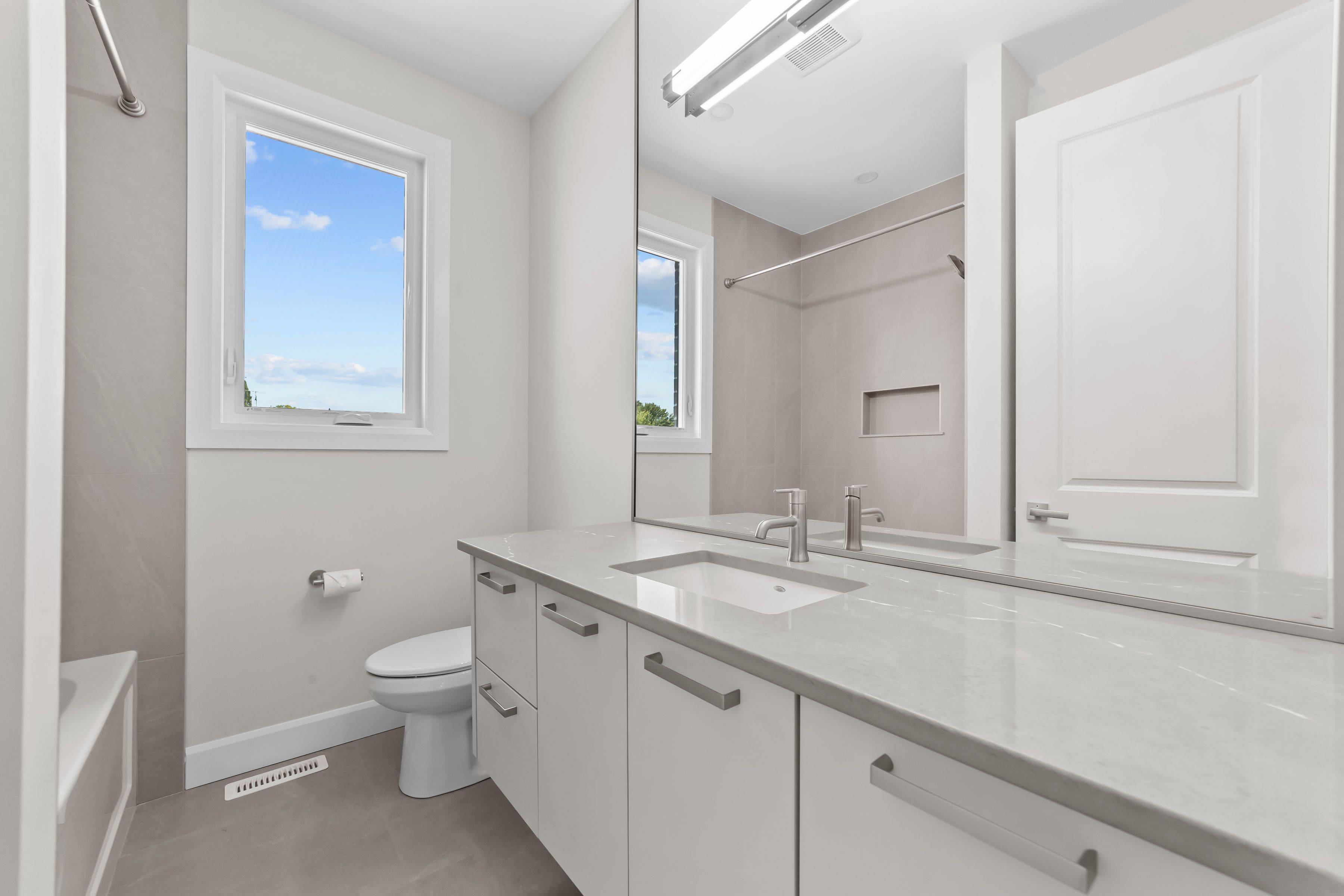 Warwick, ON N0M 2S0,421 Ontario ST