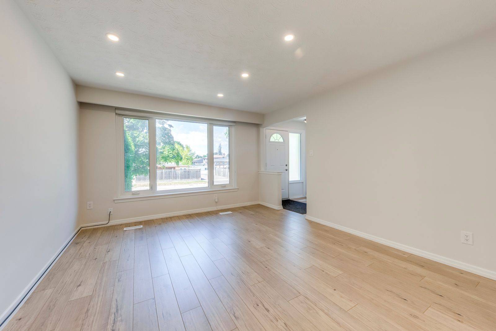 Mississauga, ON L5J 2E7,1867 Sandgate CRES #Upper