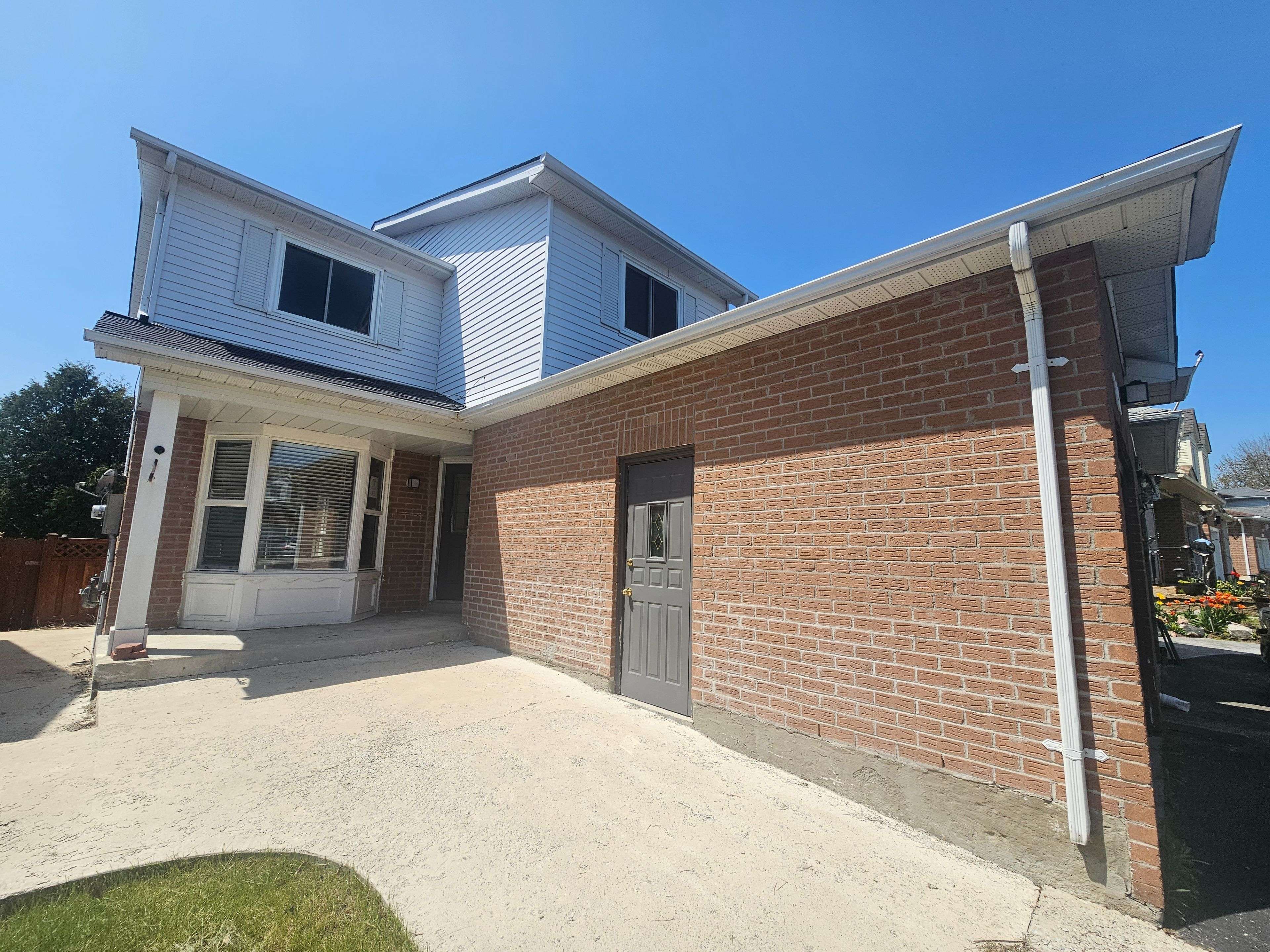 Oshawa, ON L1K 1T5,796 Bennett CRES