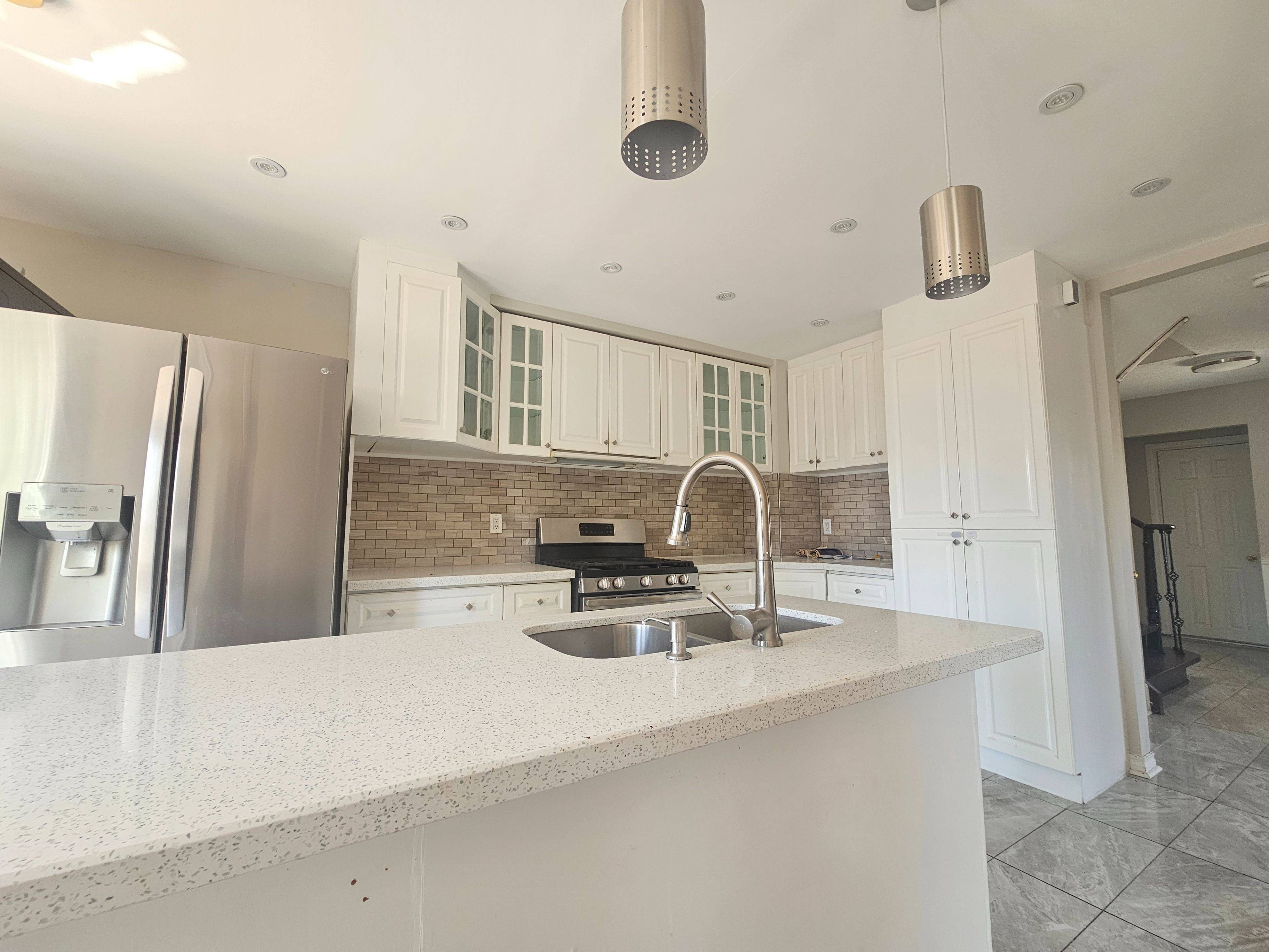 Oshawa, ON L1K 1T5,796 Bennett CRES