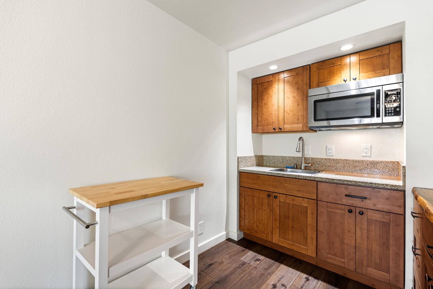 Kailua-kona, HI 96740,75-5680 KUAKINI HIGHWAY #206