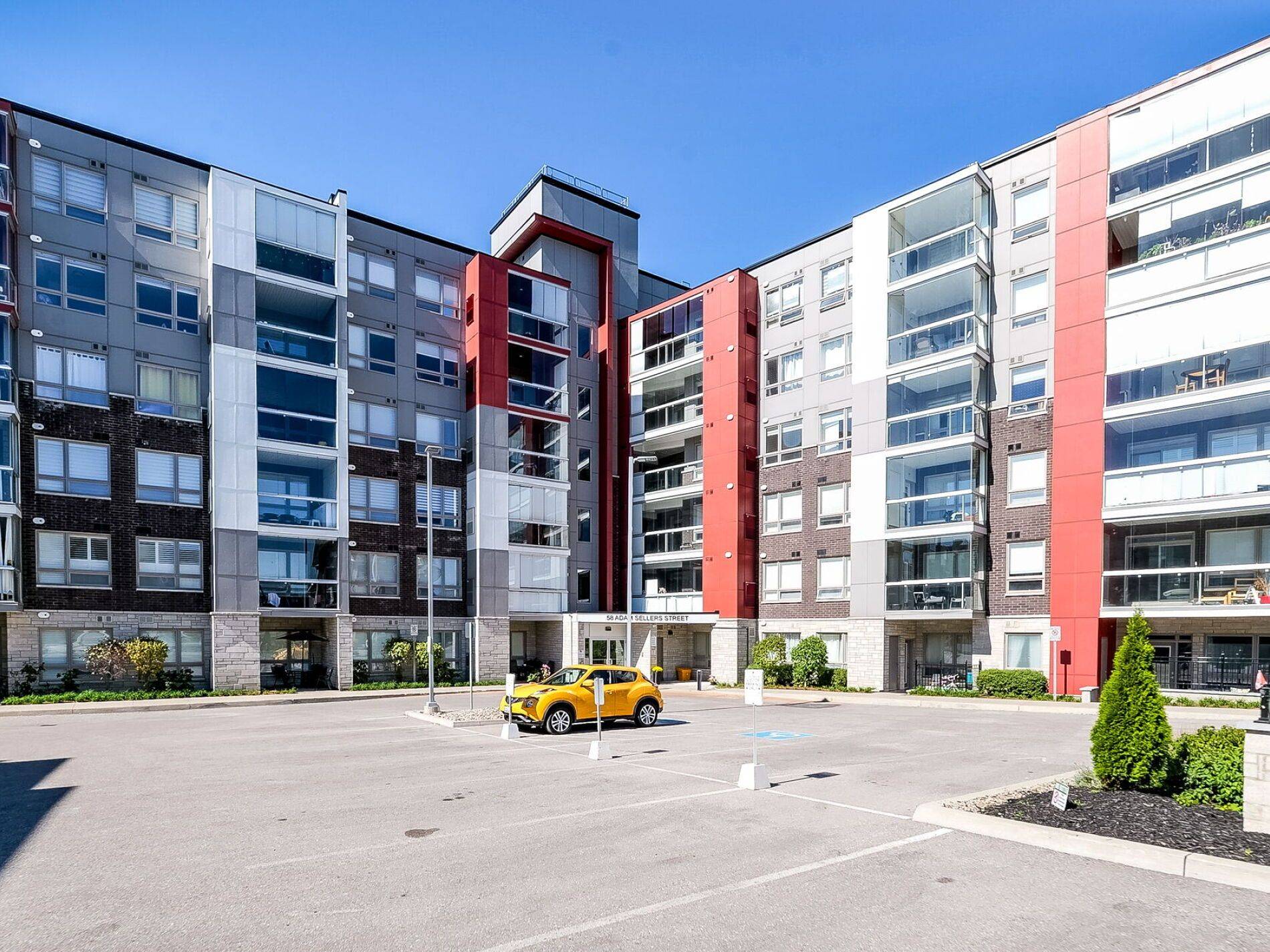 Markham, ON L6B 1M7,58 Adam Sellers ST #417