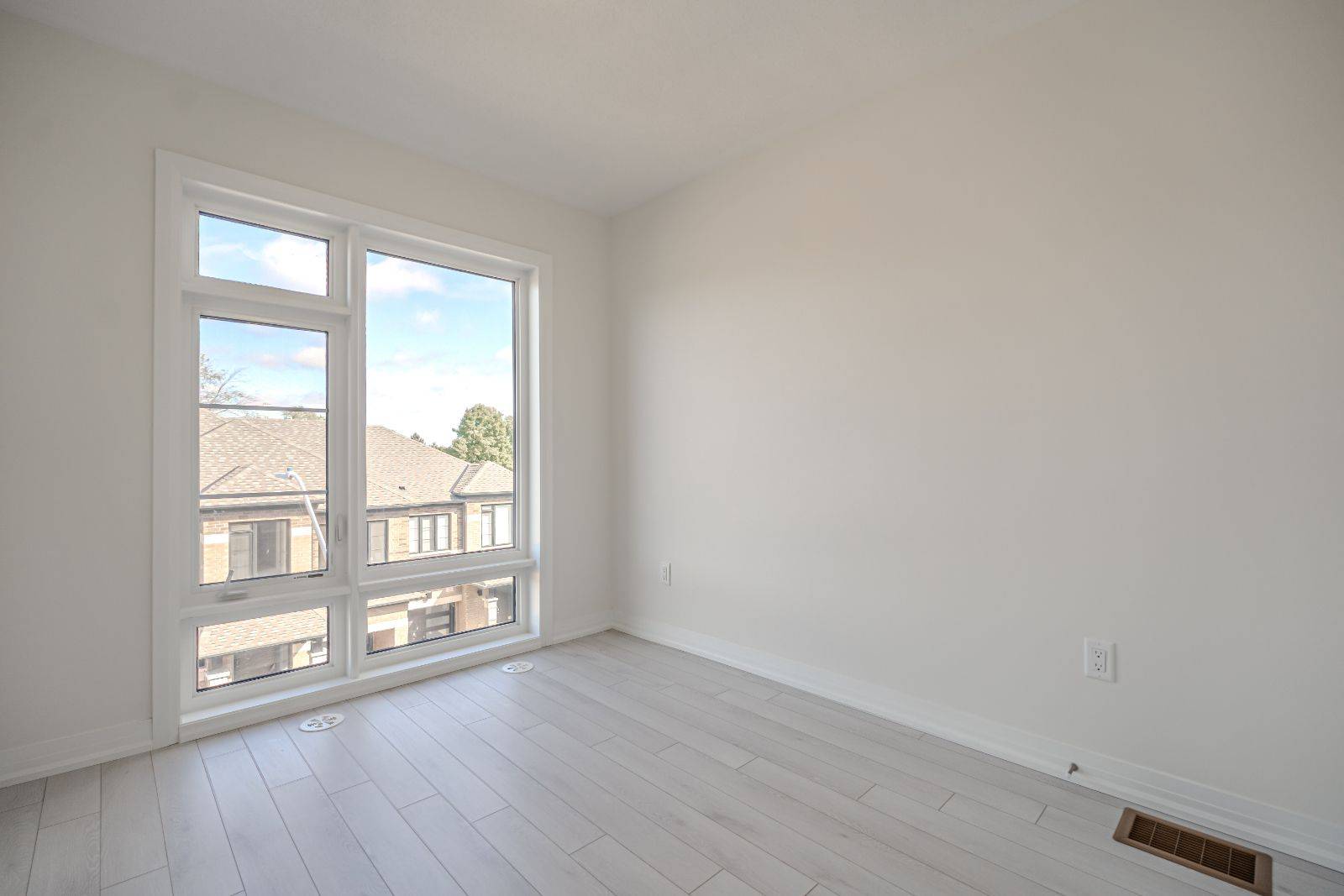 Barrie, ON L4N 6A3,31 Bluebird LN