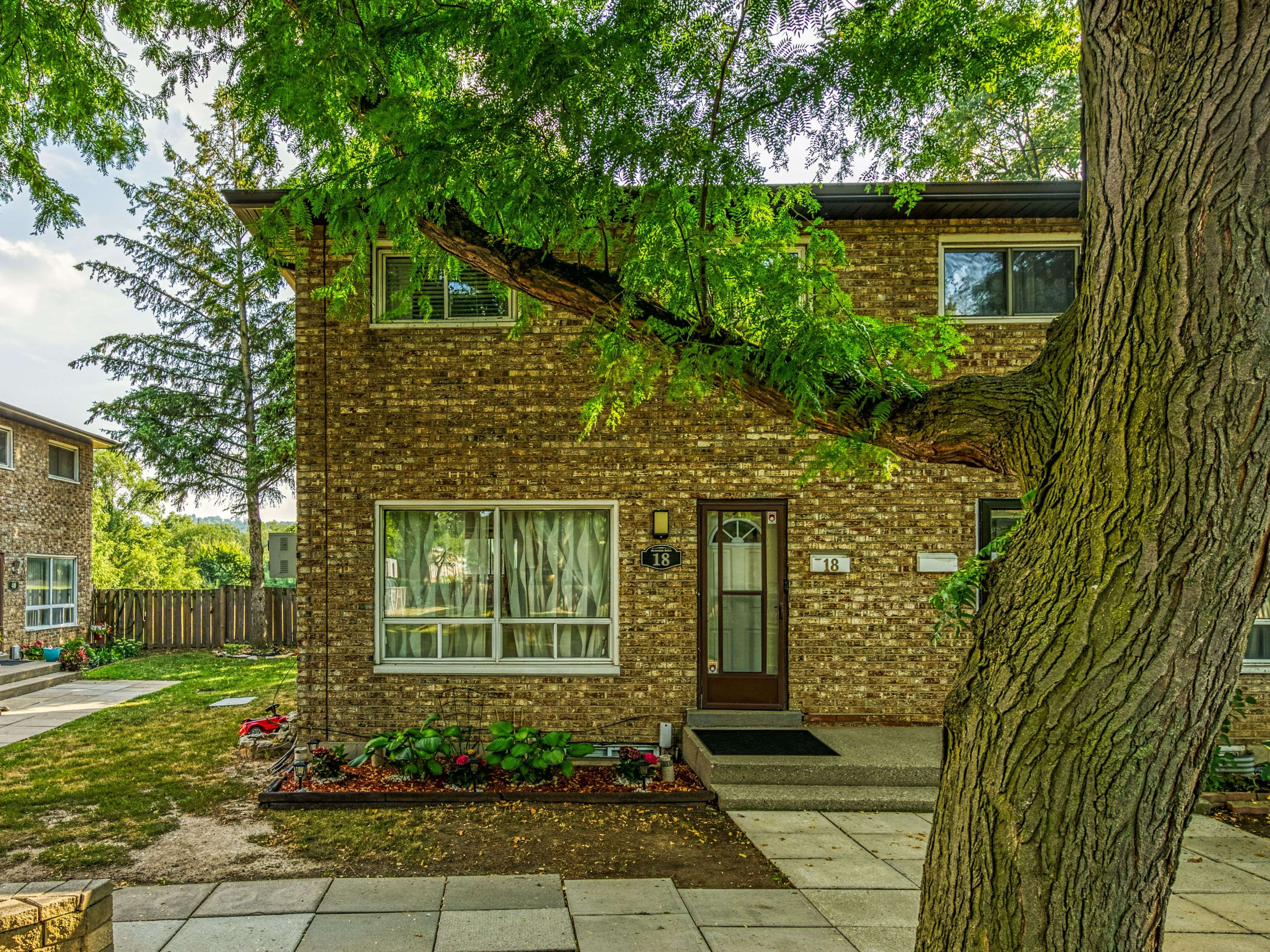 Hamilton, ON L8E 1J8,18 Riverdale DR