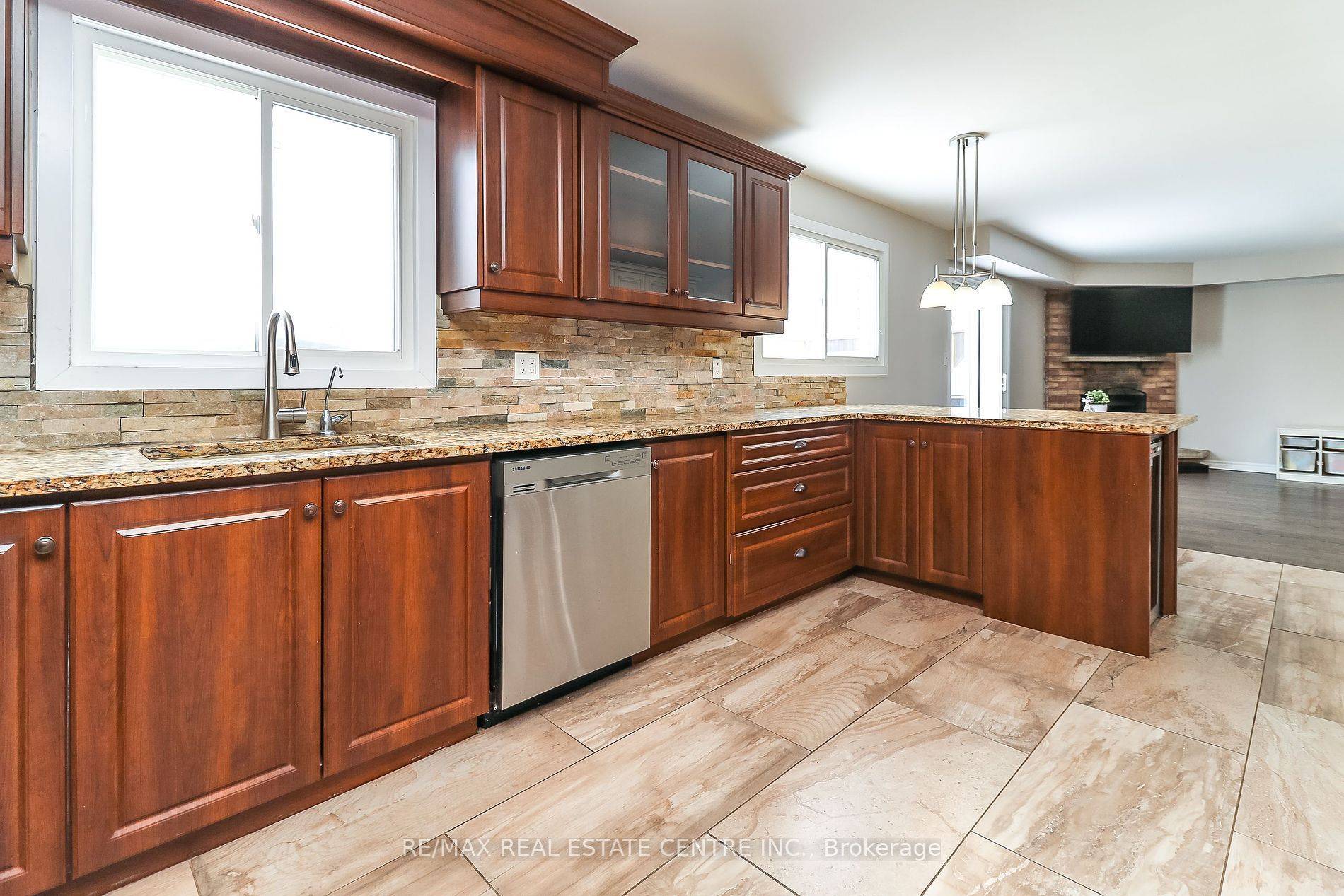 Barrie, ON L4M 6C8,22 Meadowlark RD