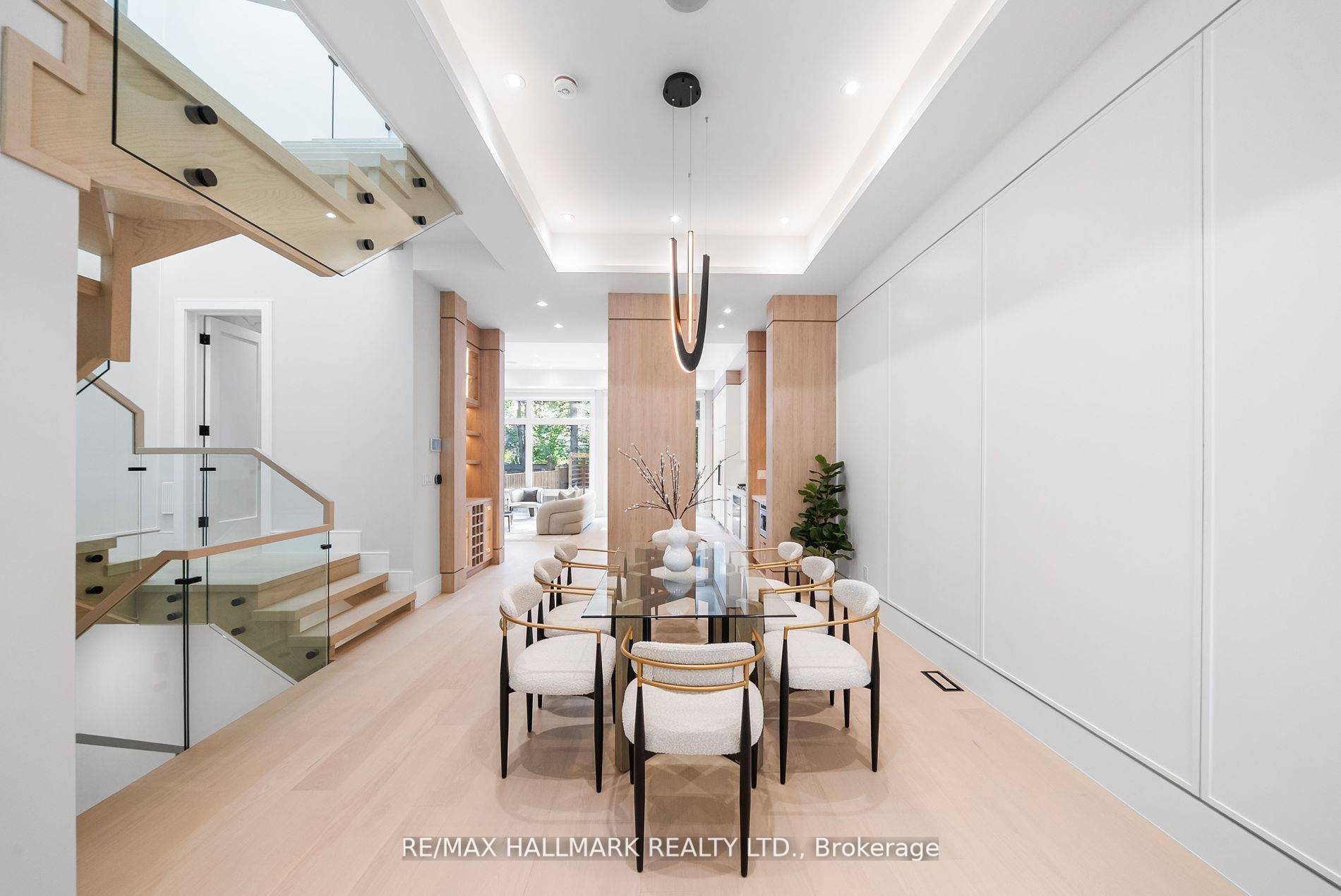 112 Randolph RD, Toronto C11, ON M4G 3R9