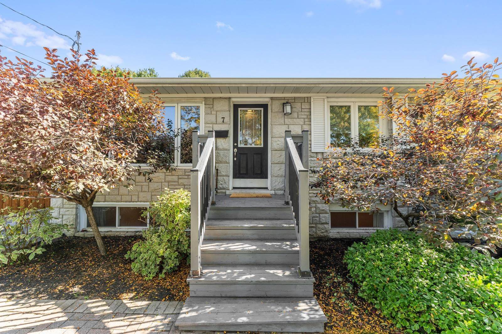 Toronto W09, ON M9P 2J9,7 Mcmanus RD