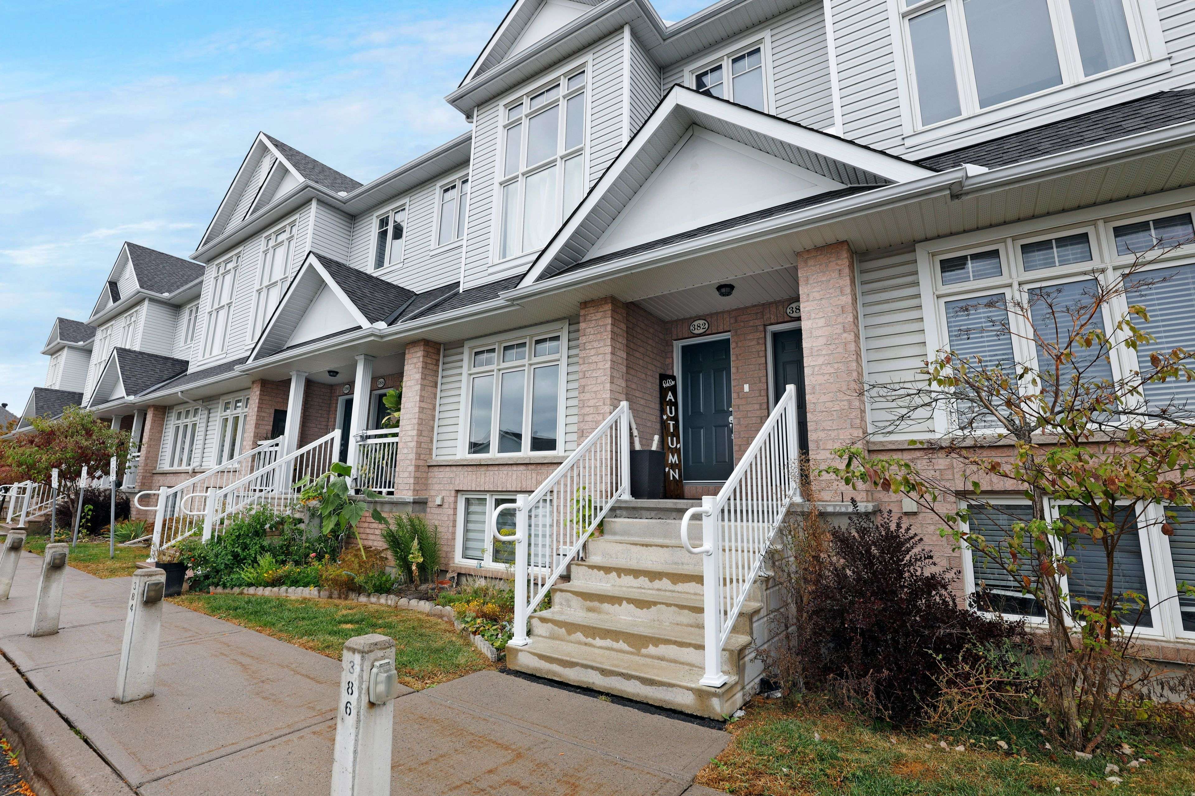 Orleans - Convent Glen And Area, ON K1W 0G3,382 Galston Private #24