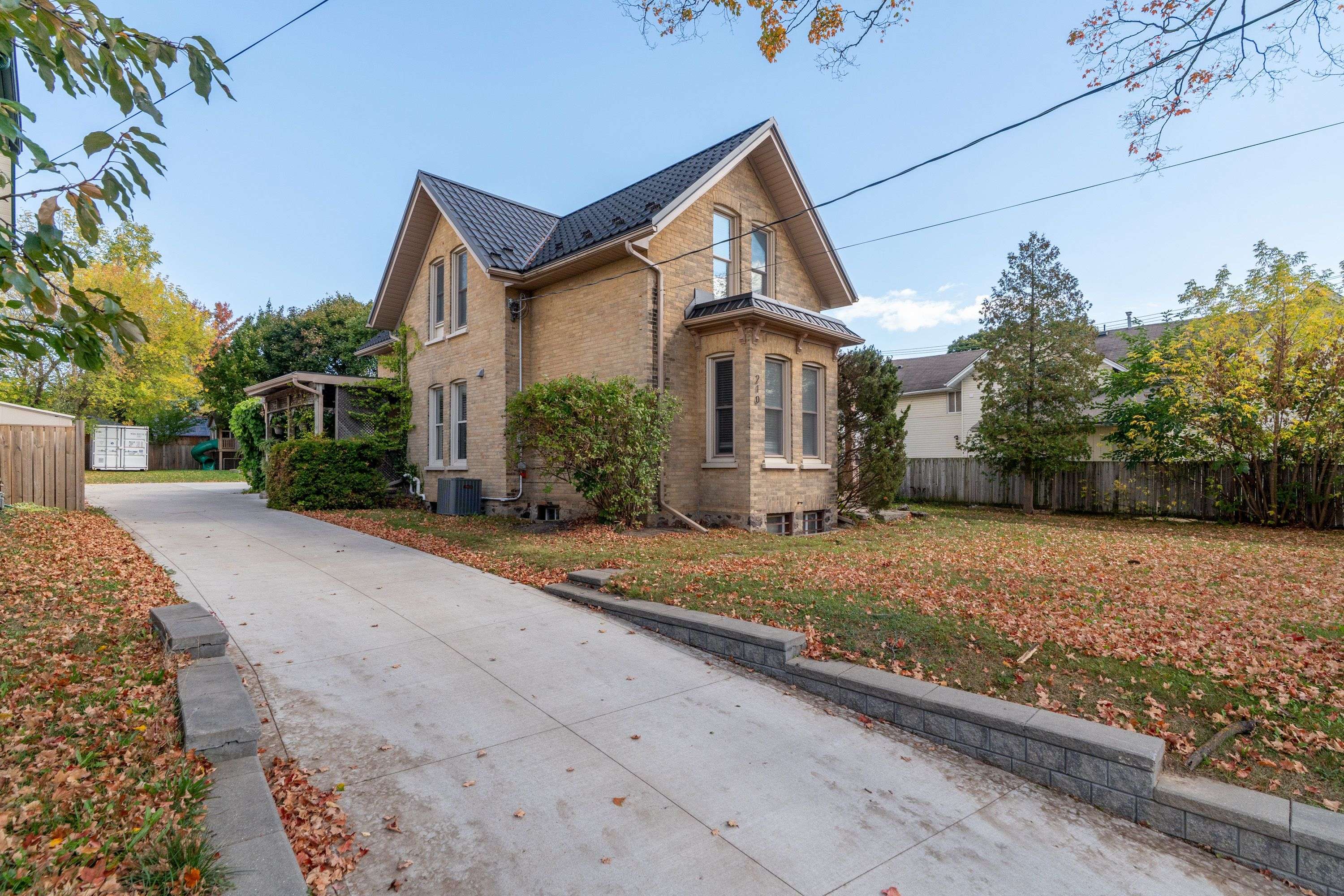 Kitchener, ON N2H 1N6,210 Lancaster ST E