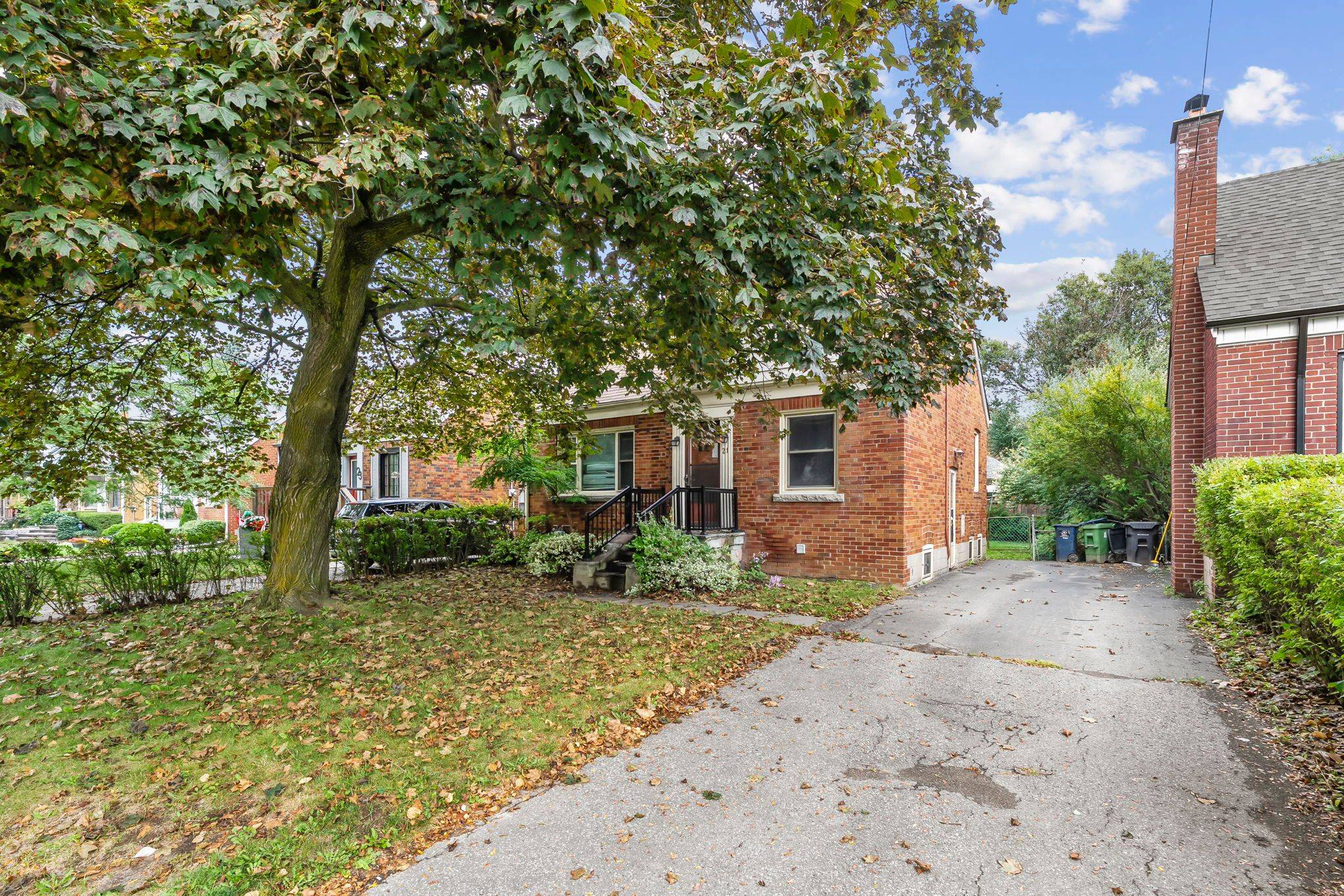 Toronto E03, ON M4B 2P6,21 Plaxton DR