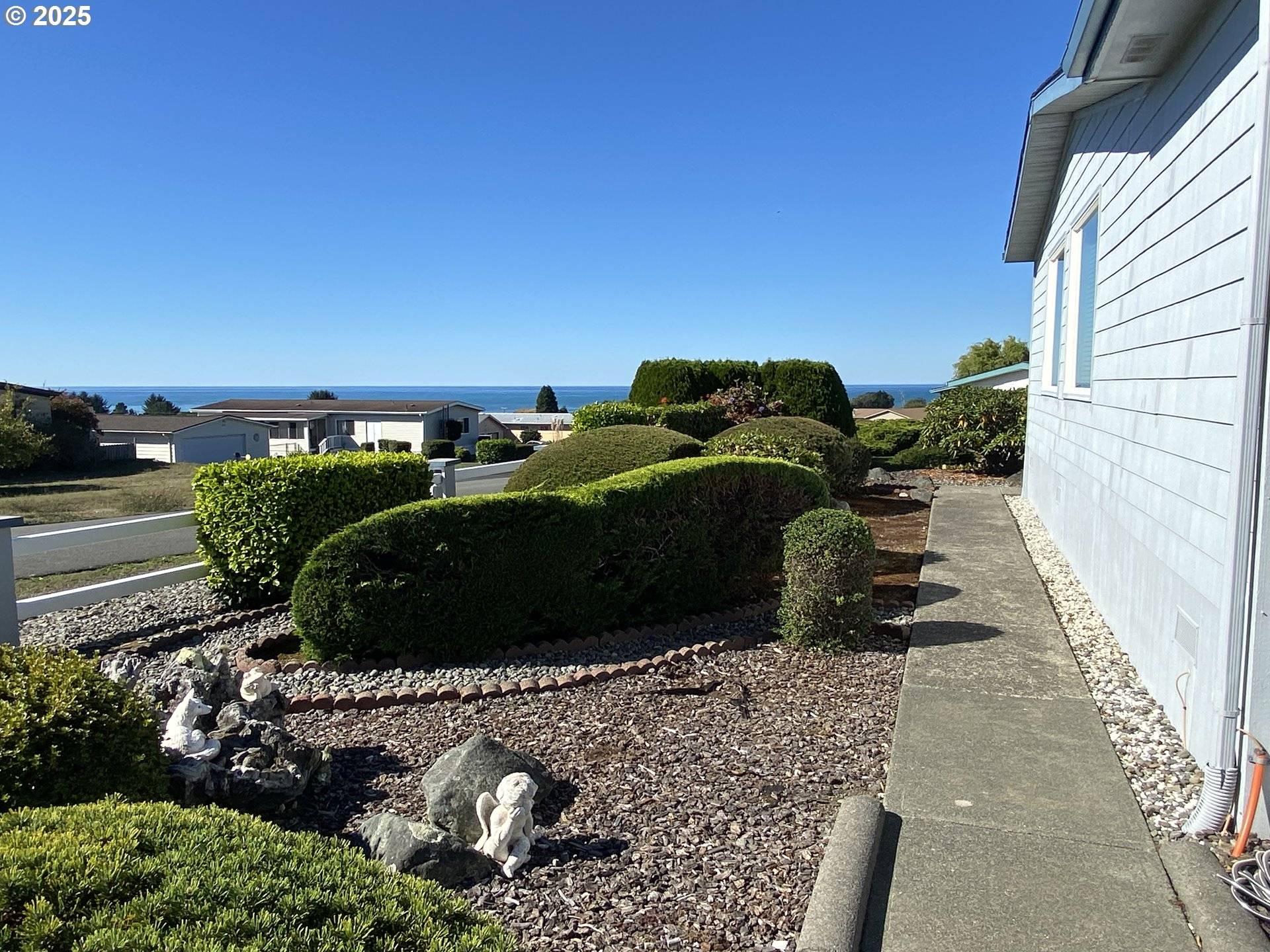 Brookings, OR 97415,98609 CAMELLIA DR