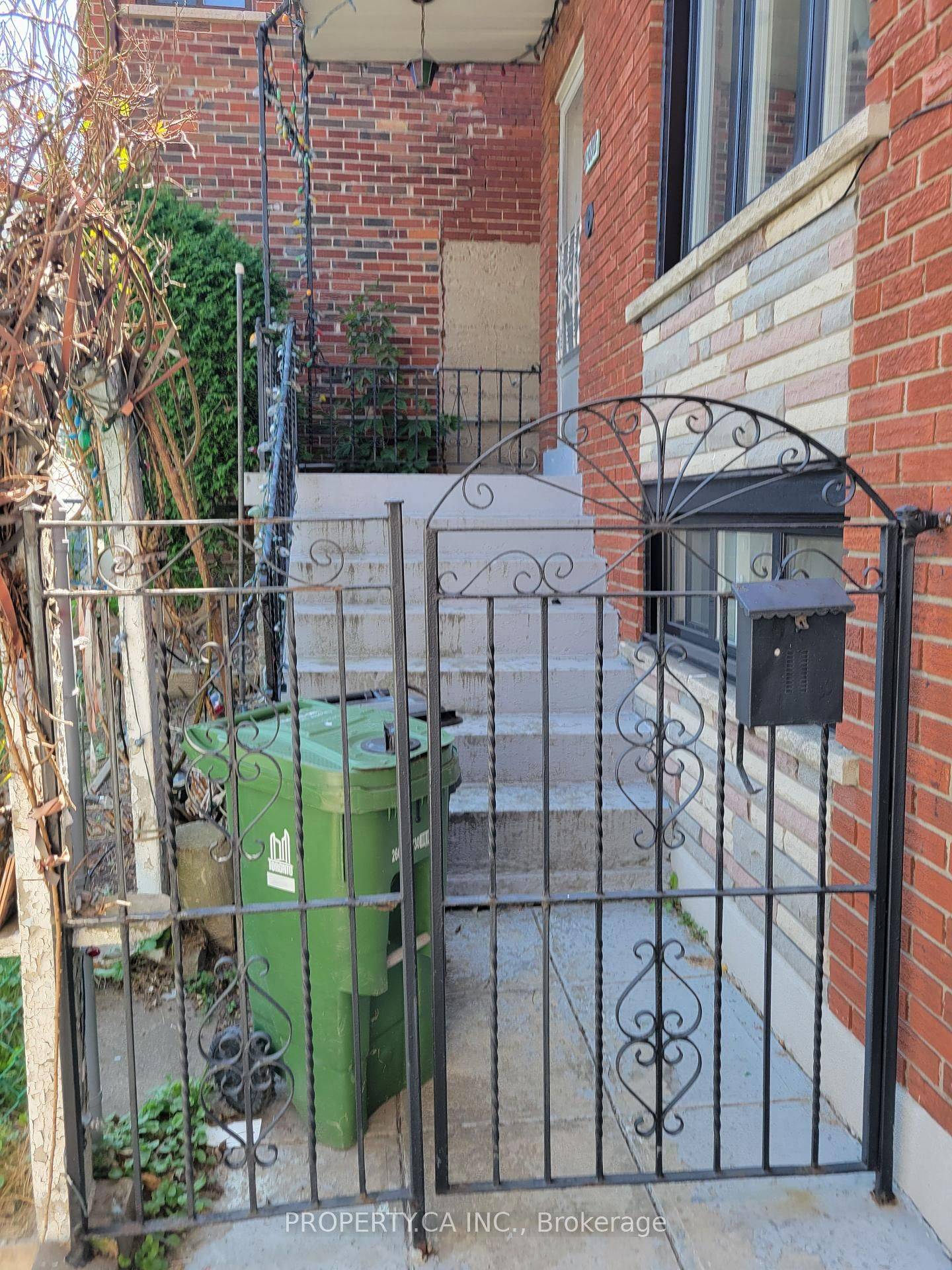 Toronto W03, ON M6E 3R7,2098 Dufferin ST