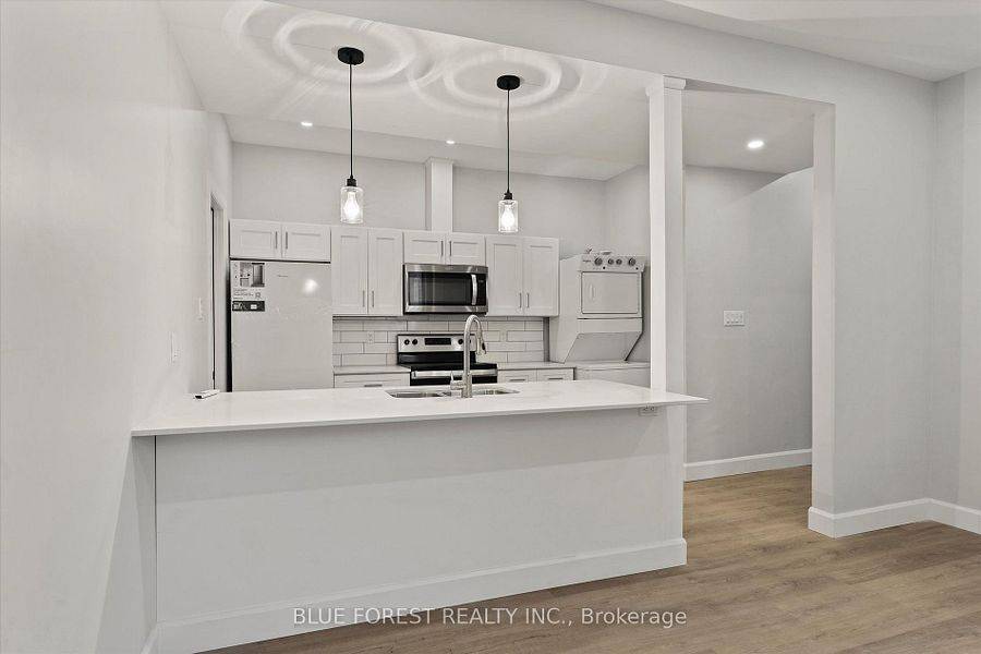 Chatham-kent, ON N7M 3N9,50-52 Wellington ST E