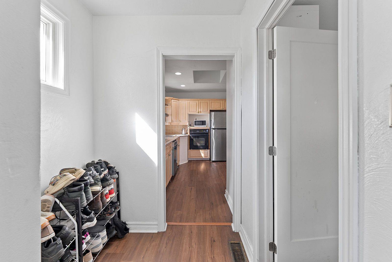 Toronto E04, ON M1P 1A8,106 FLORA DR