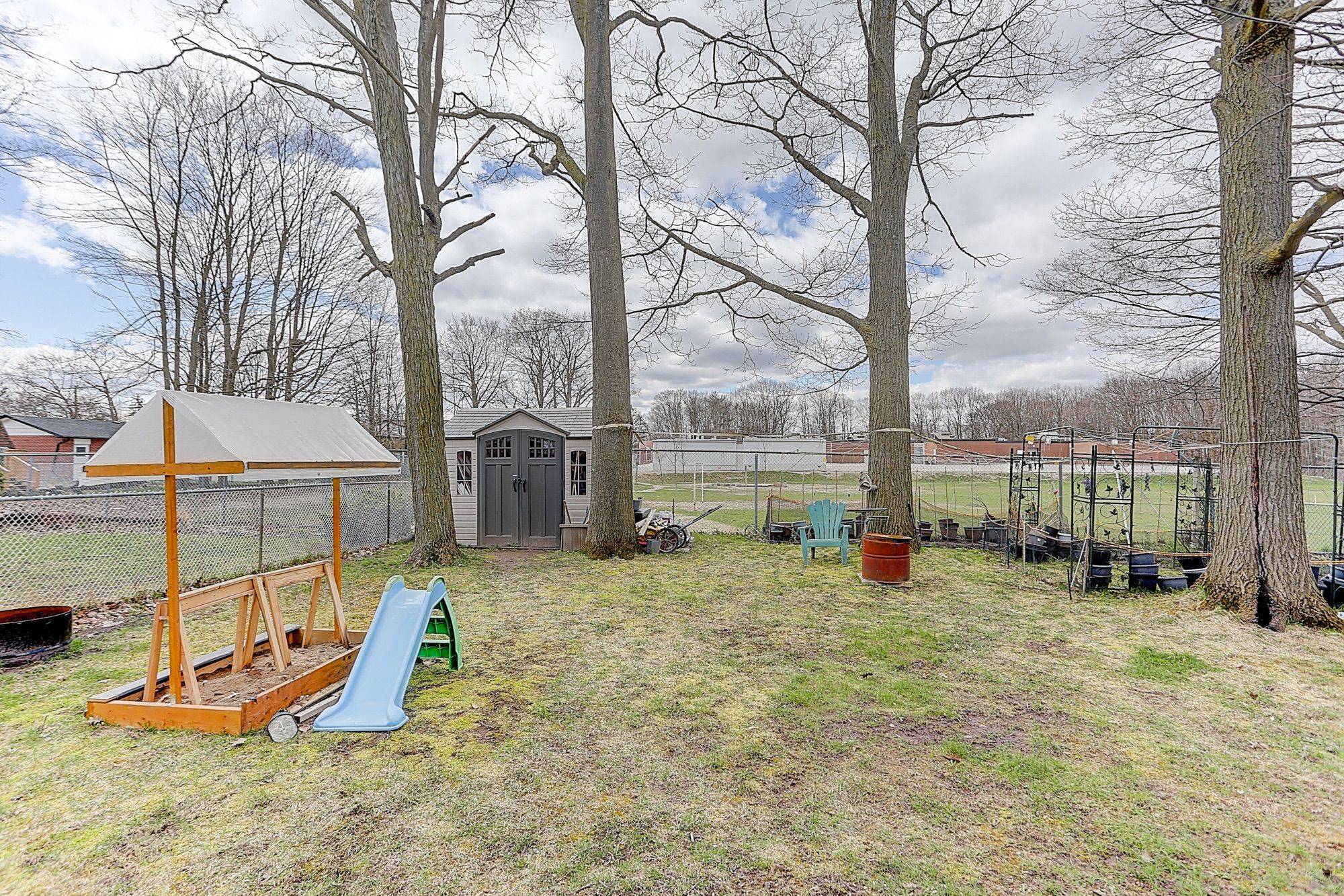 Barrie, ON L4M 4Y1,143 Springdale DR