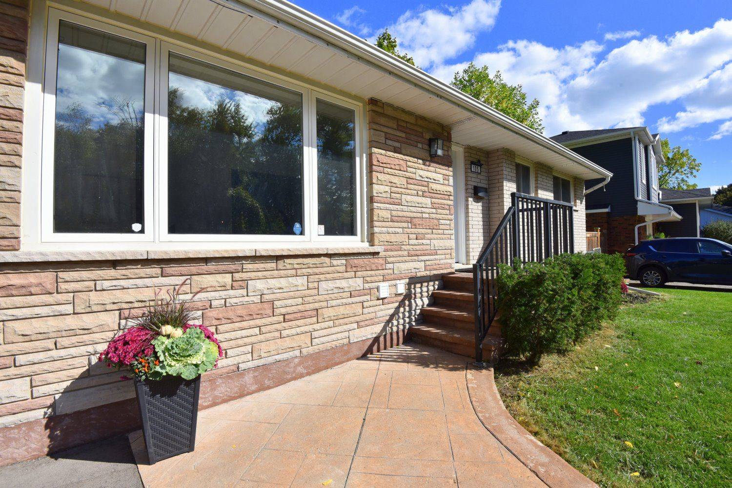 Burlington, ON L7L 4T3,405 Erindale DR