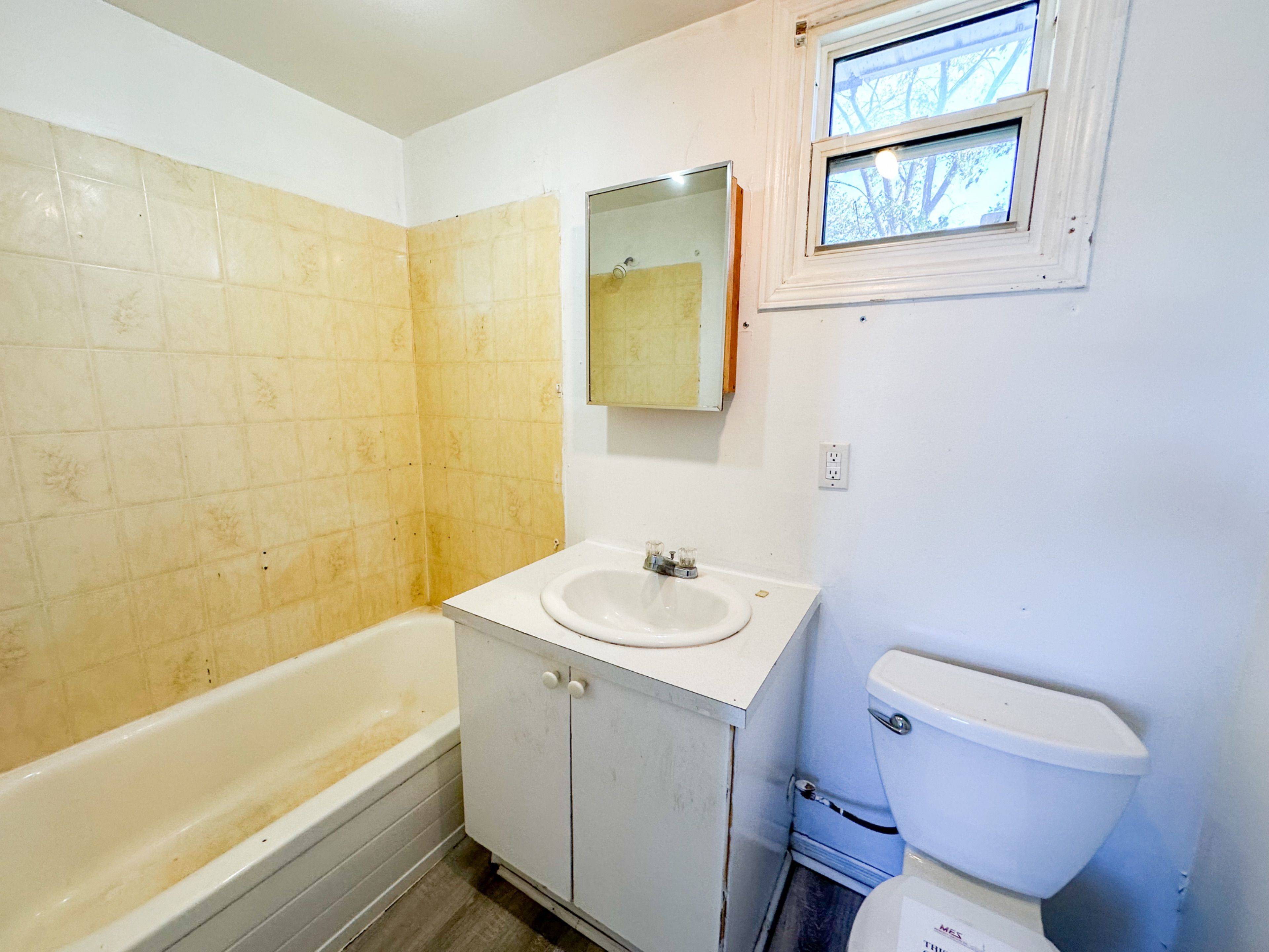 Quinte West, ON K8R 0B3,74 Aikins RD