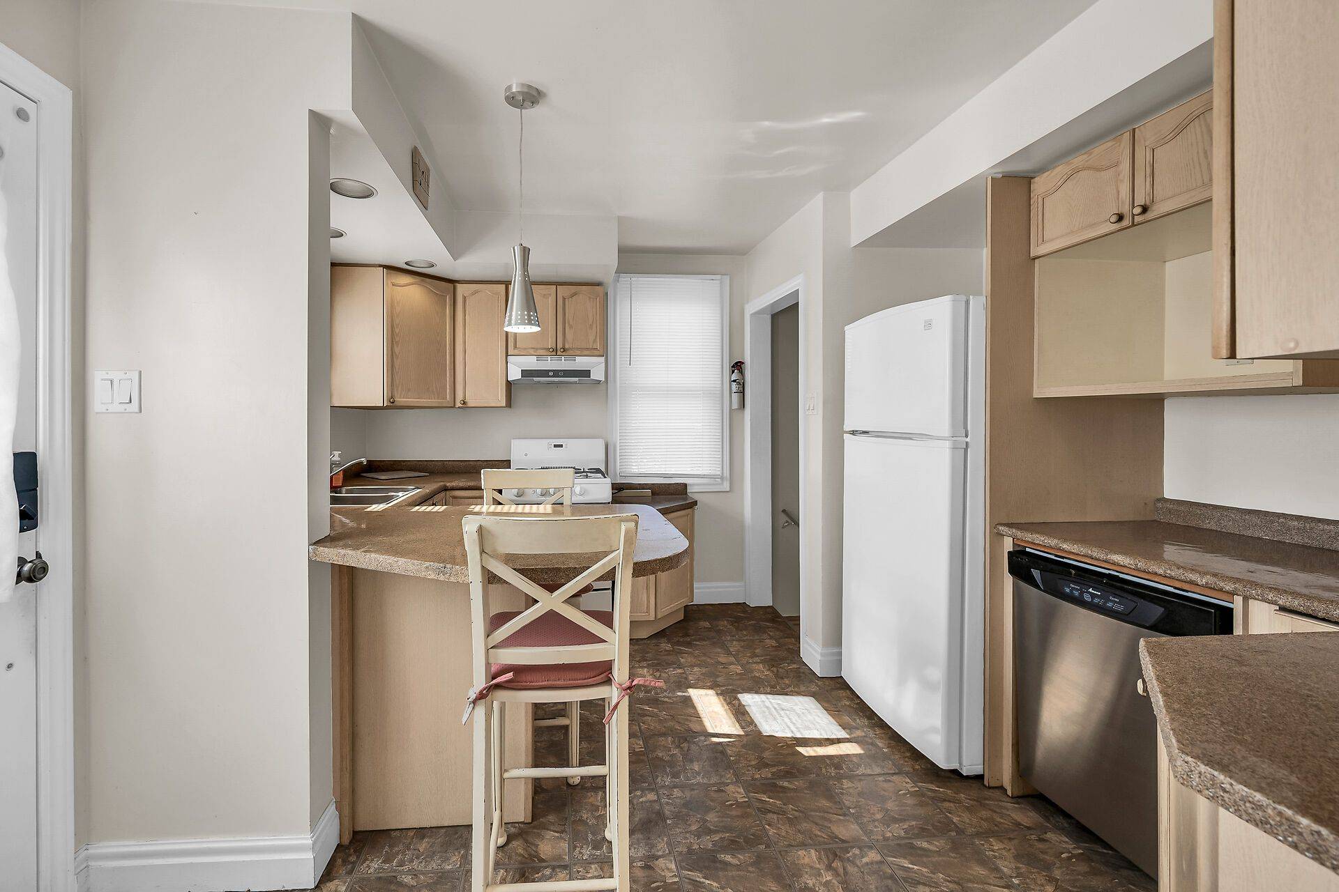 Hamilton, ON L9C 4K9,894 Garth ST