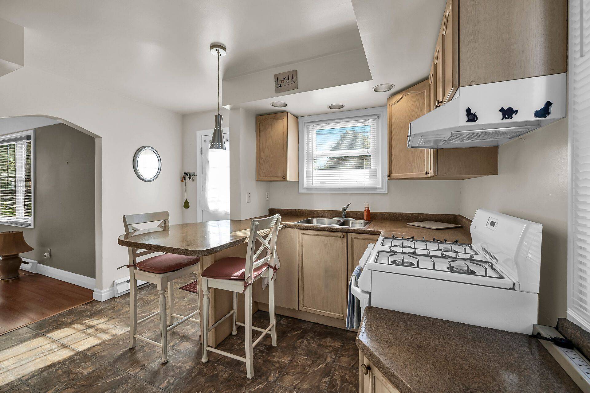 Hamilton, ON L9C 4K9,894 Garth ST