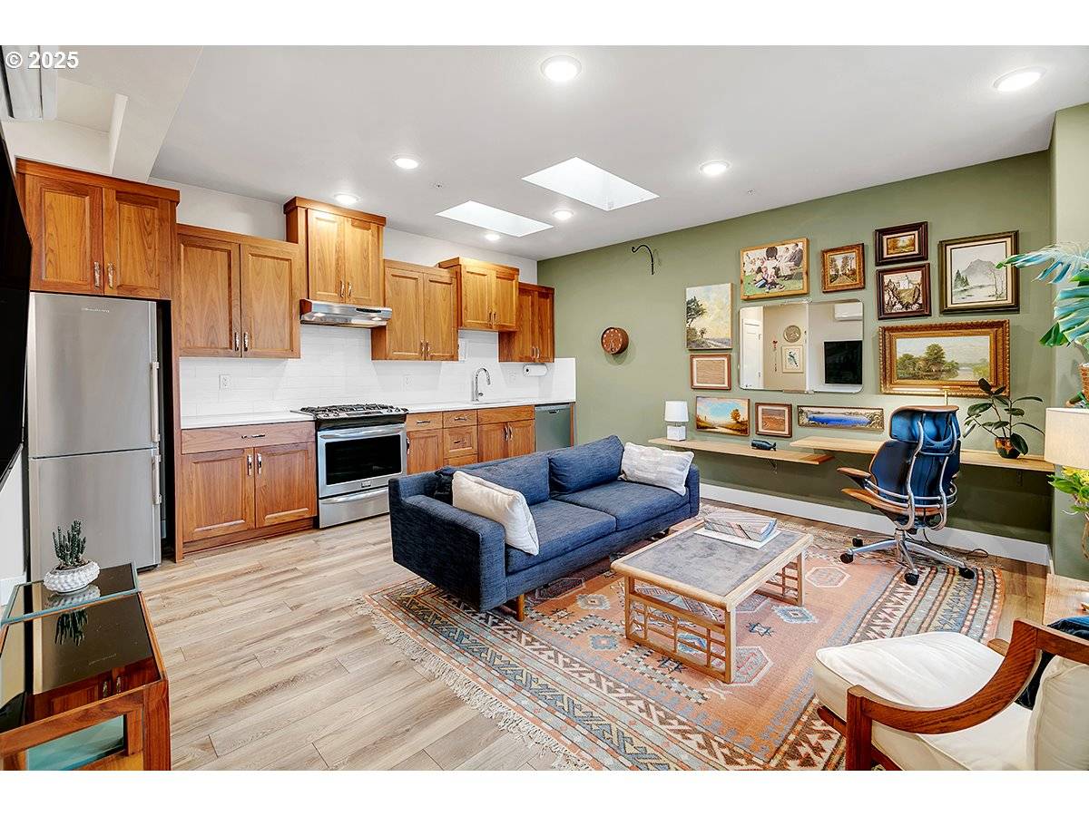 Portland, OR 97214,1805 SE MADISON ST #304