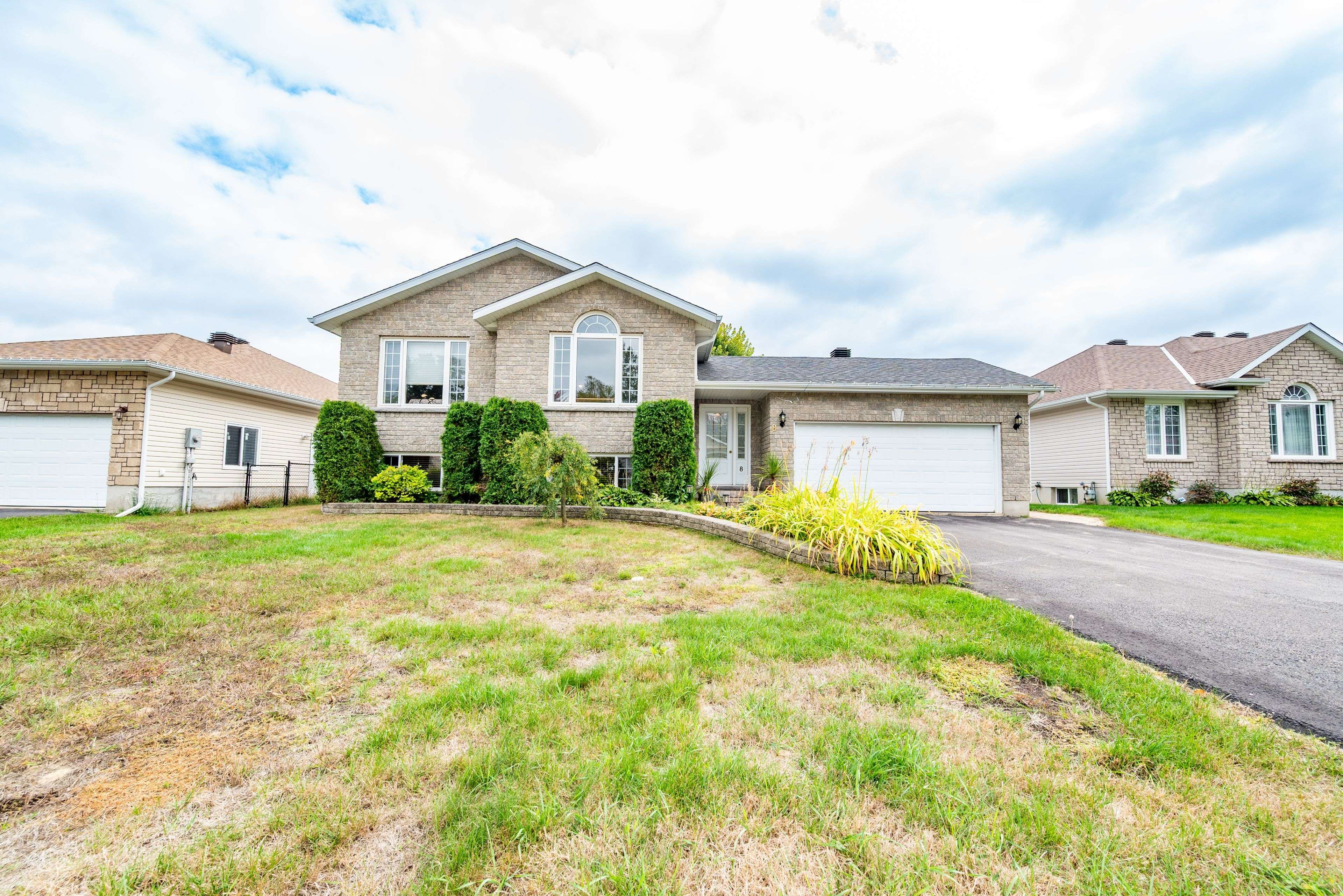 Deep River, ON K0J 1P0,8 Cockcroft CRES