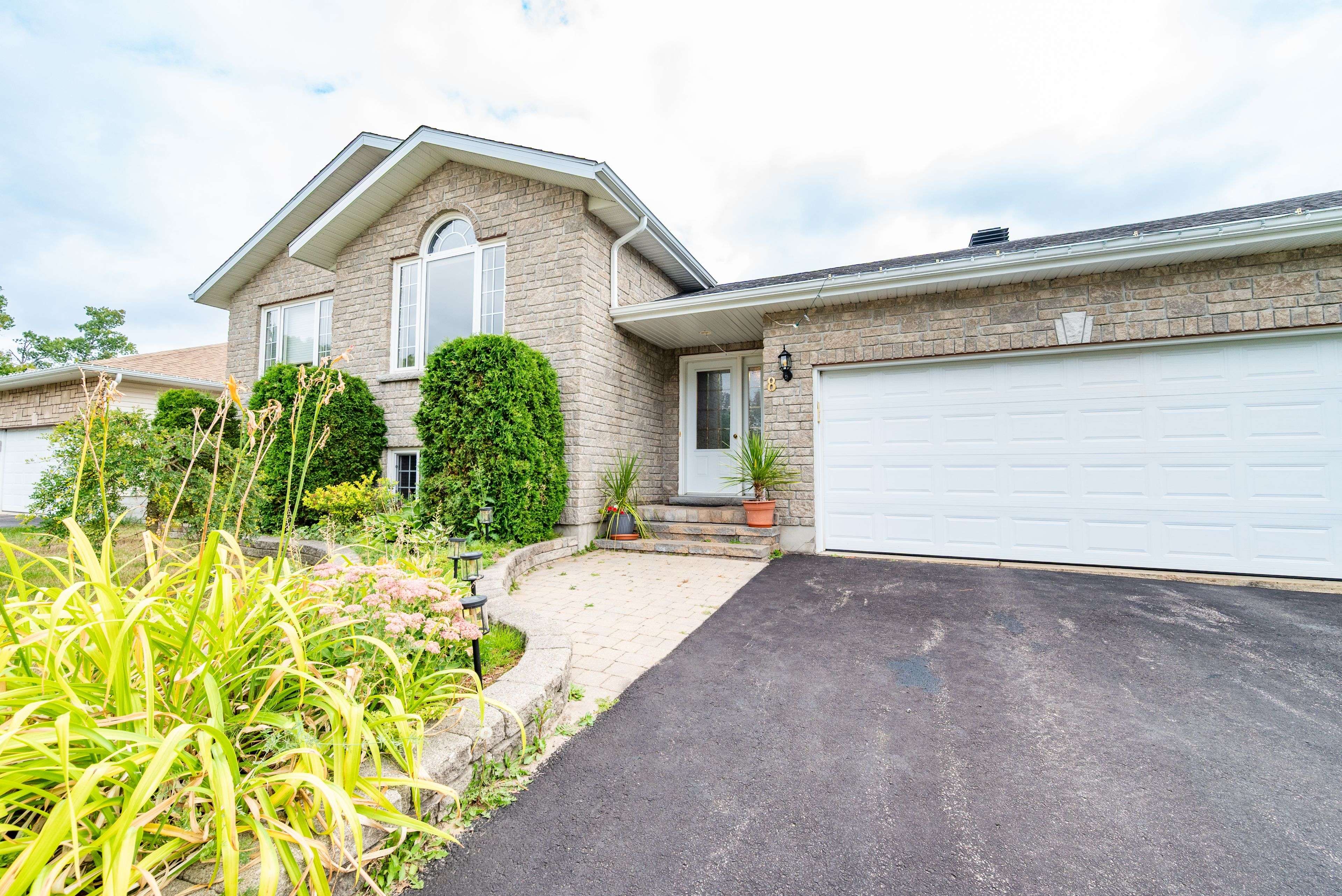 Deep River, ON K0J 1P0,8 Cockcroft CRES
