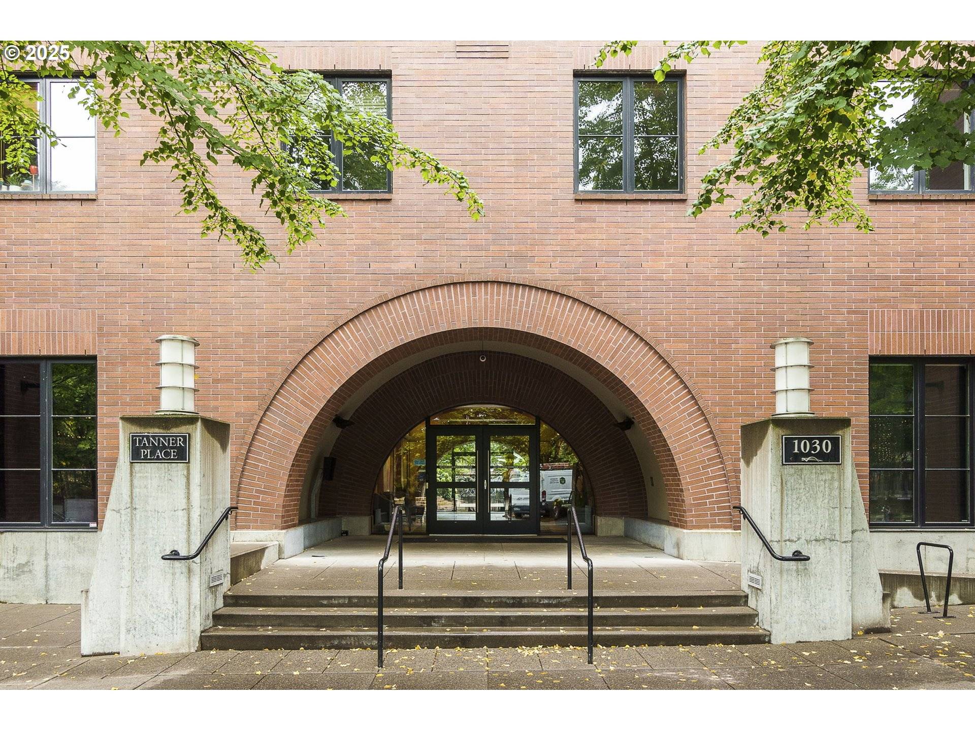 Portland, OR 97209,725 NW 10th AVE #305