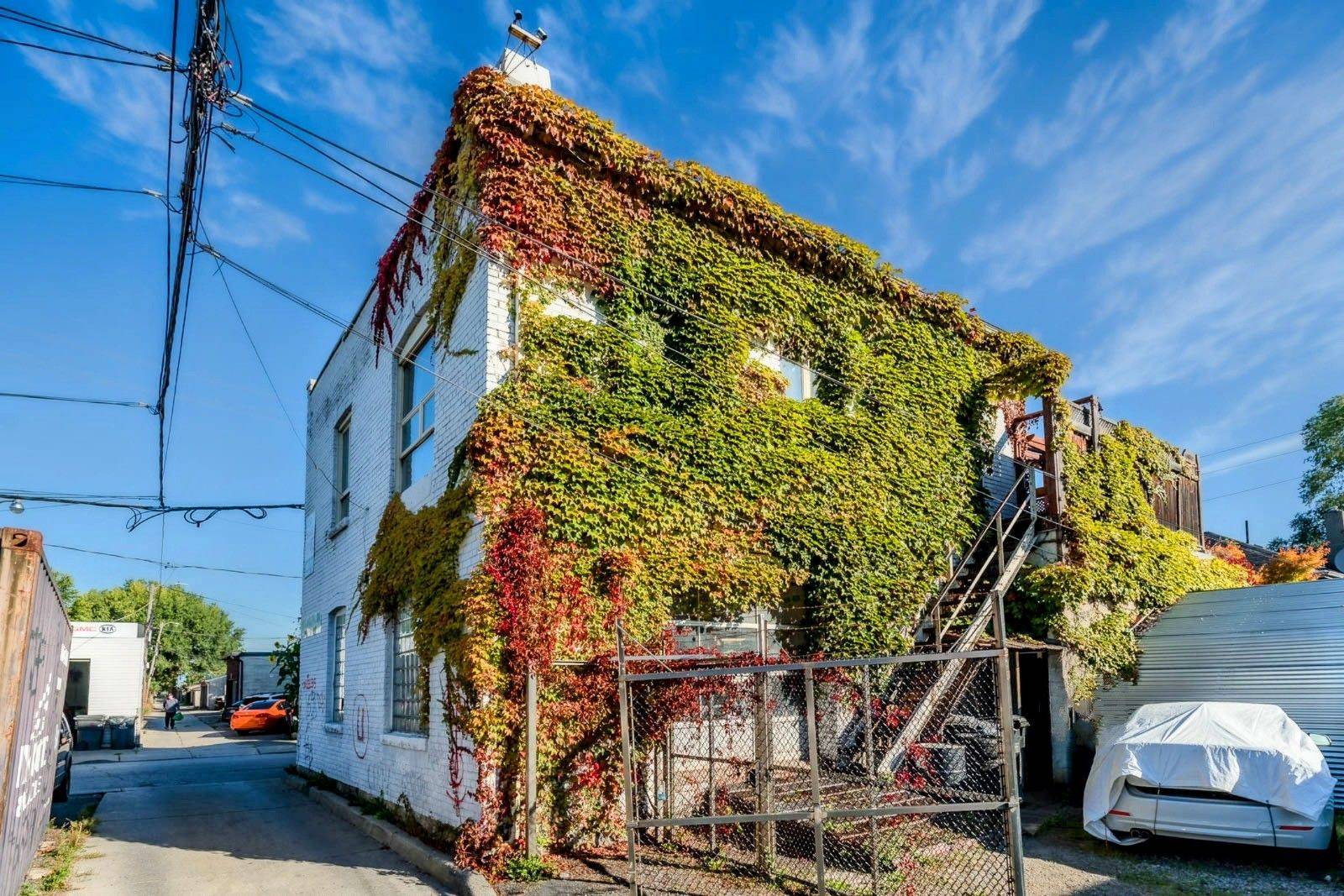 Toronto W02, ON M6N 1E4,39 HIRONS ST