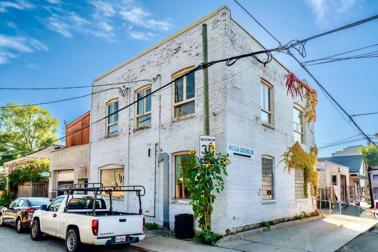 Toronto W02, ON M6N 1E4,39 HIRONS ST