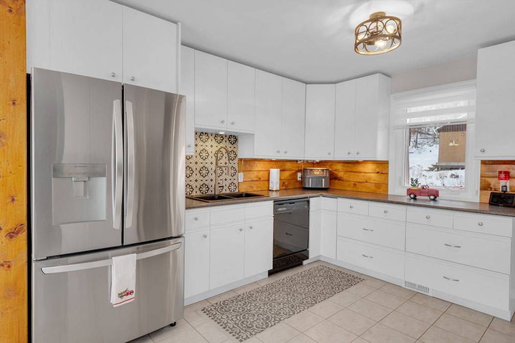 Addington Highlands, ON K0H 1K0,17206 Highway 41 N/A