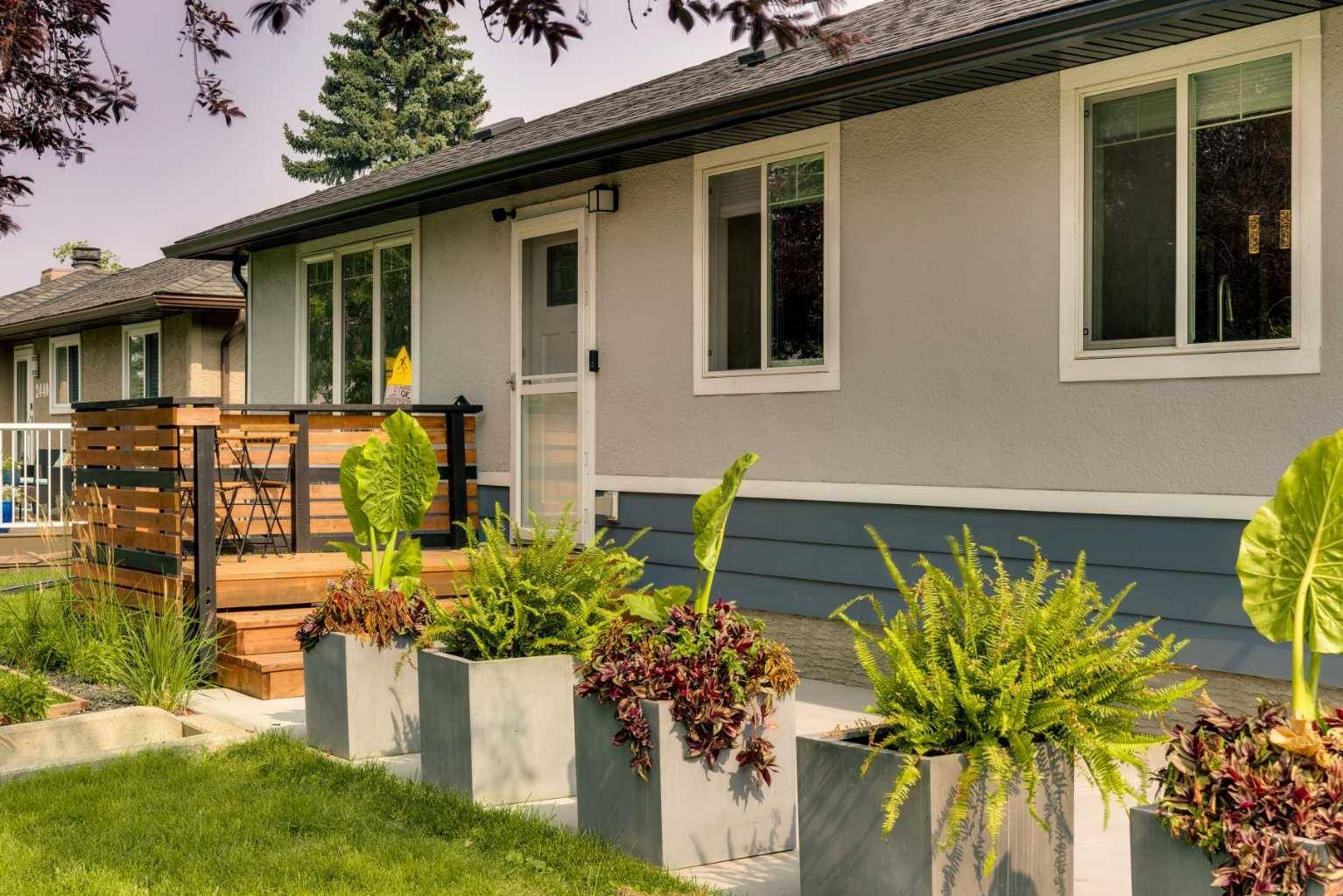 Calgary, AB T2B 1K4,2444 45 ST SE