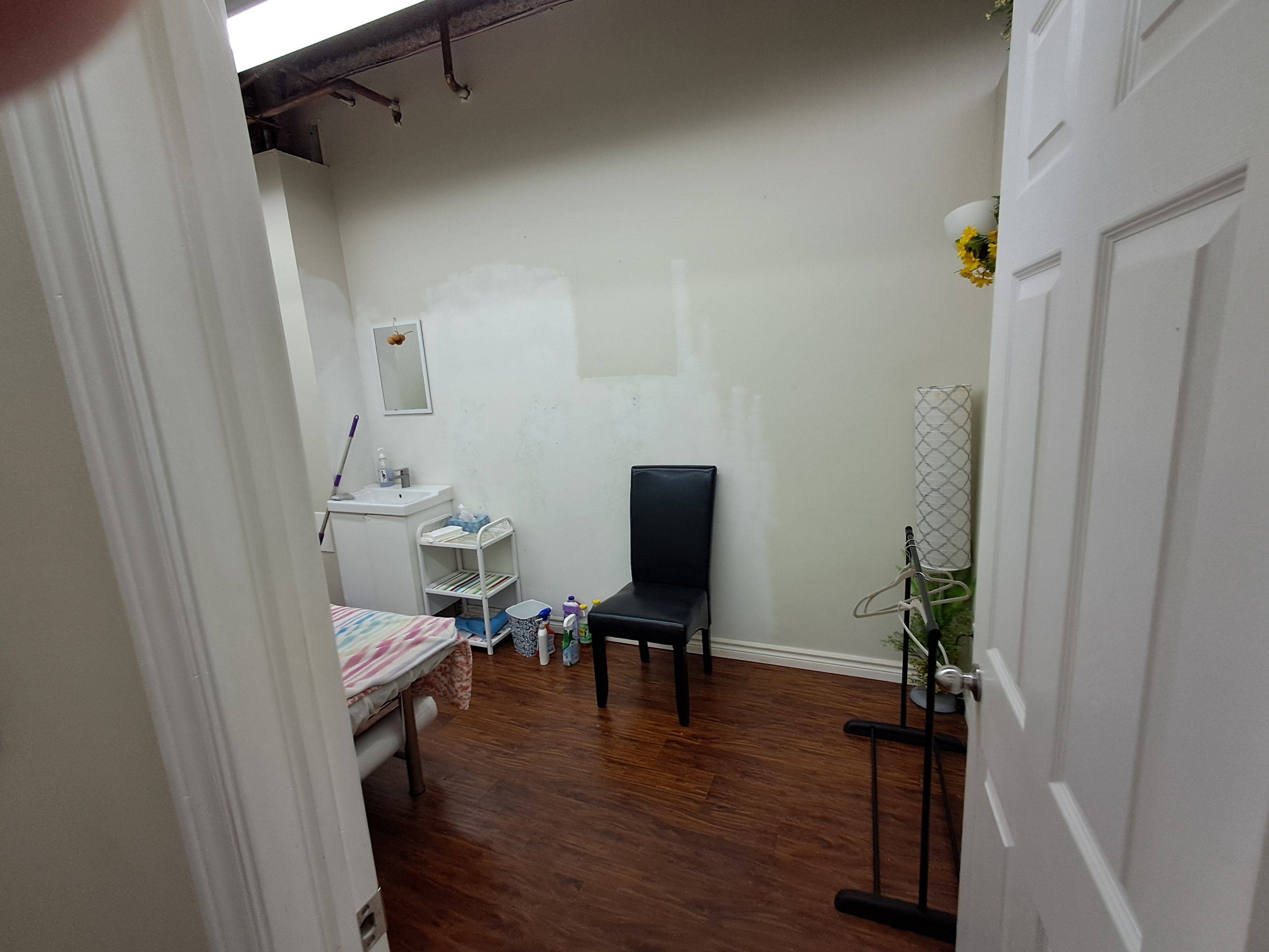 Mississauga, ON L4W 5J1,1550 South Gateway RD #207