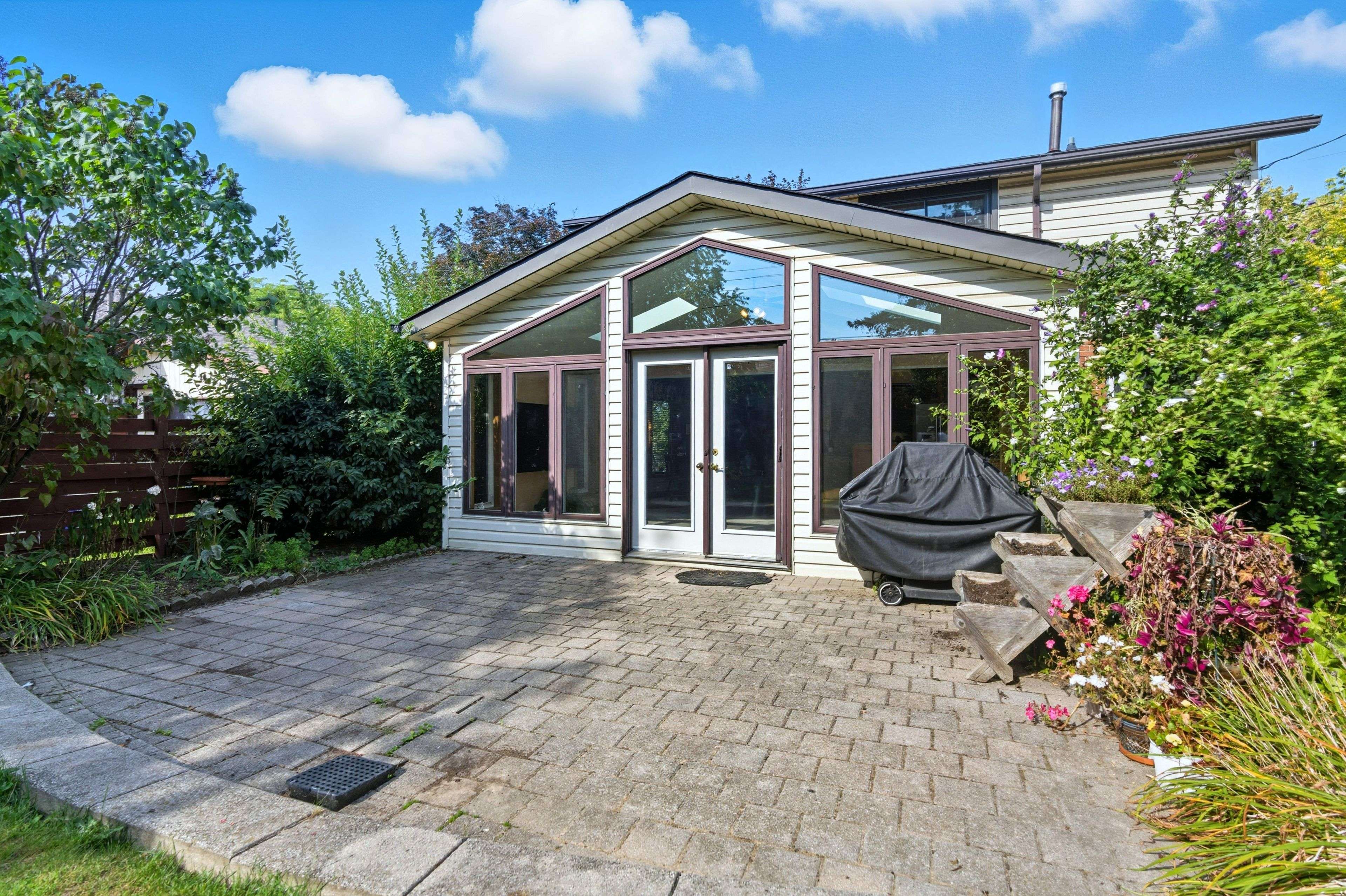 Hamilton, ON L9A 3W8,33 Goldfinch RD