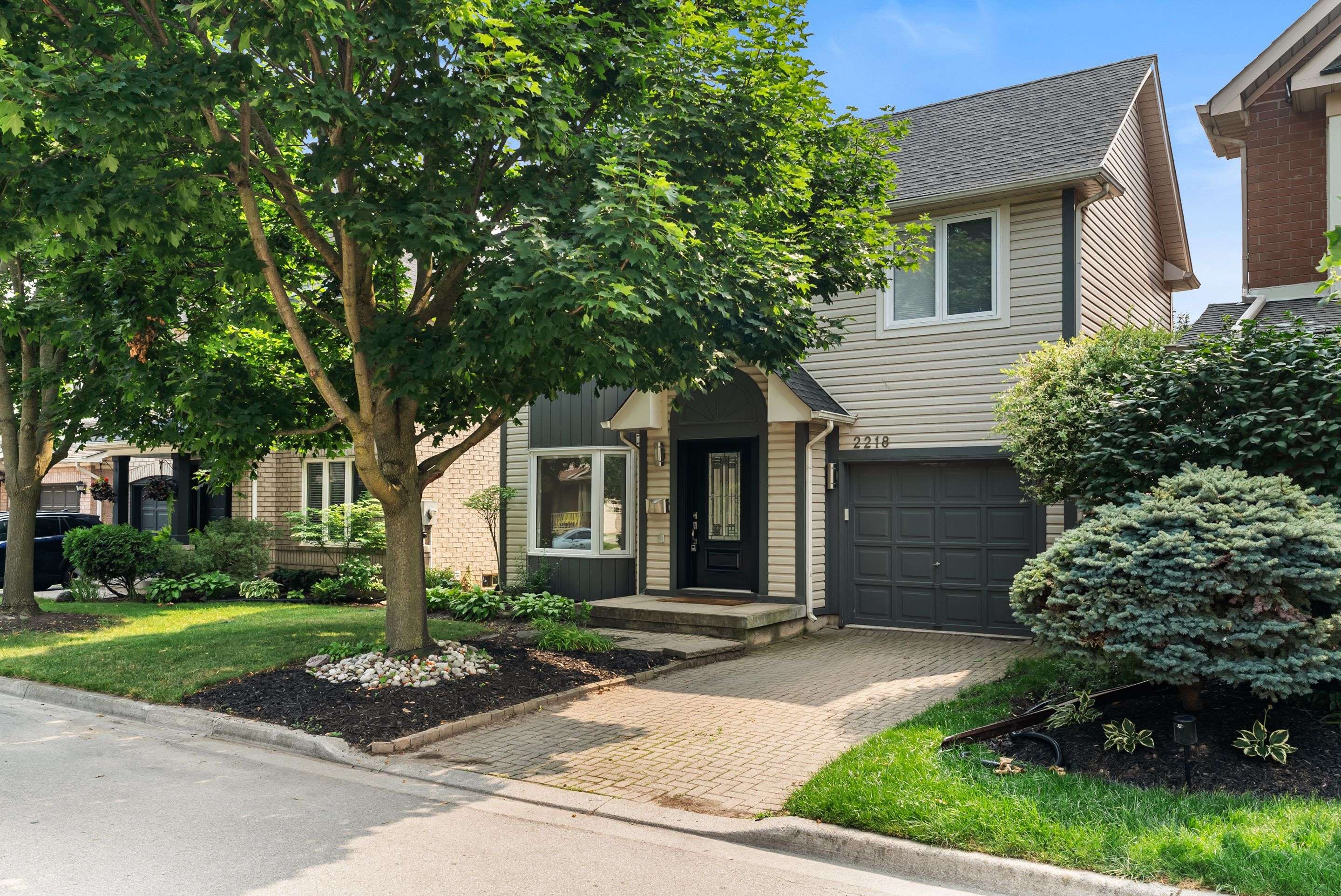 Burlington, ON L7L 6L5,2218 Bluegrass LN