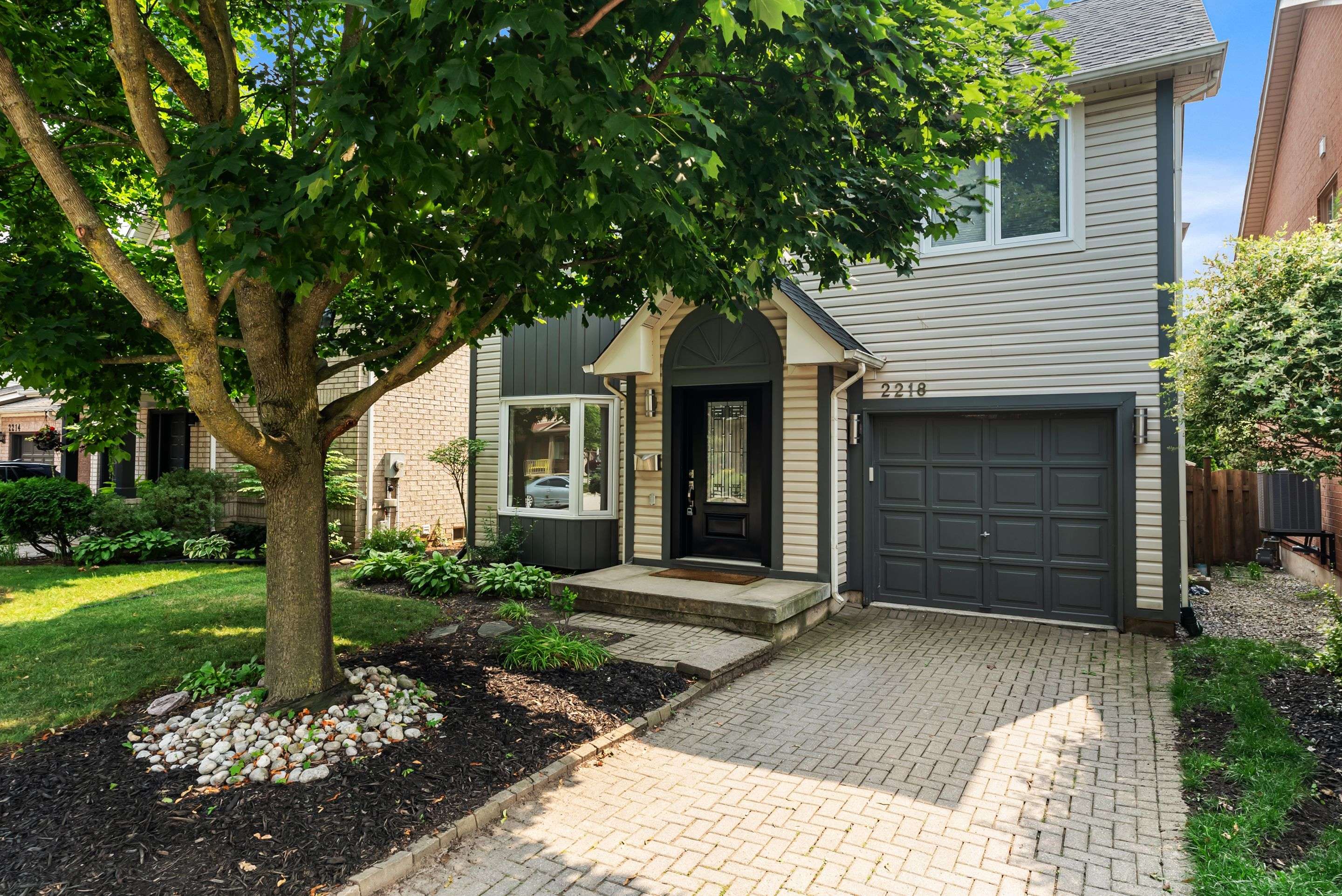 Burlington, ON L7L 6L5,2218 Bluegrass LN