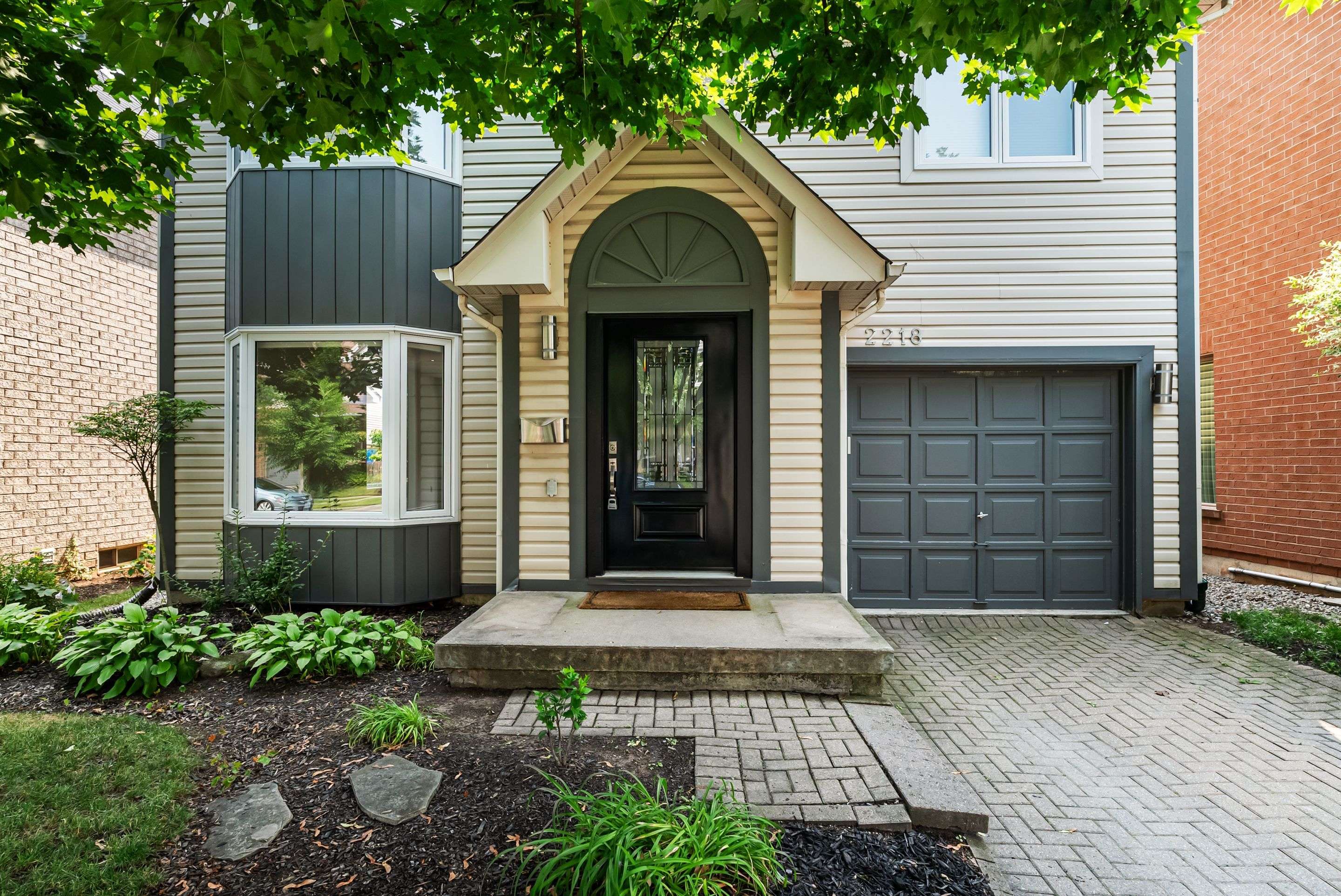 Burlington, ON L7L 6L5,2218 Bluegrass LN