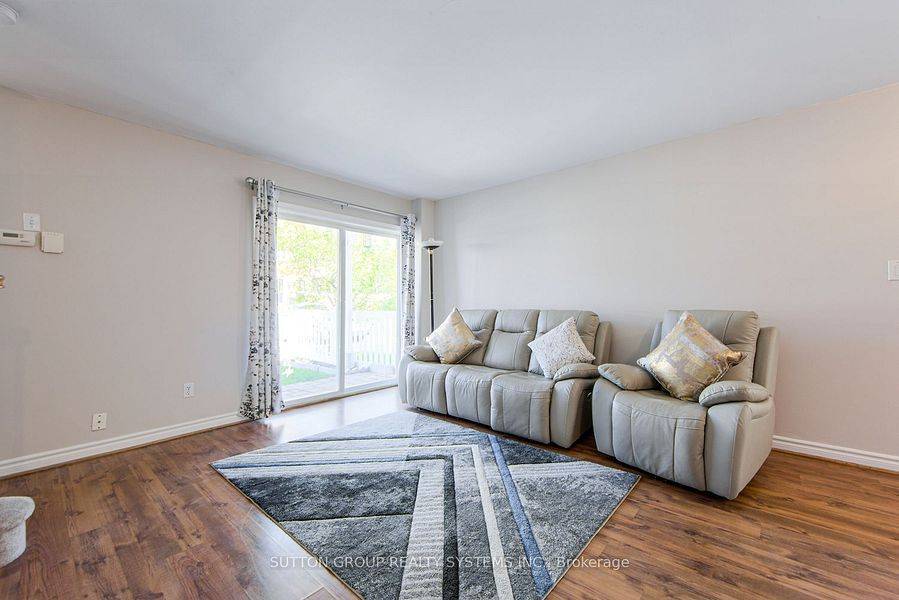 Burlington, ON L7L 6R9,1701 Lampman AVE #406