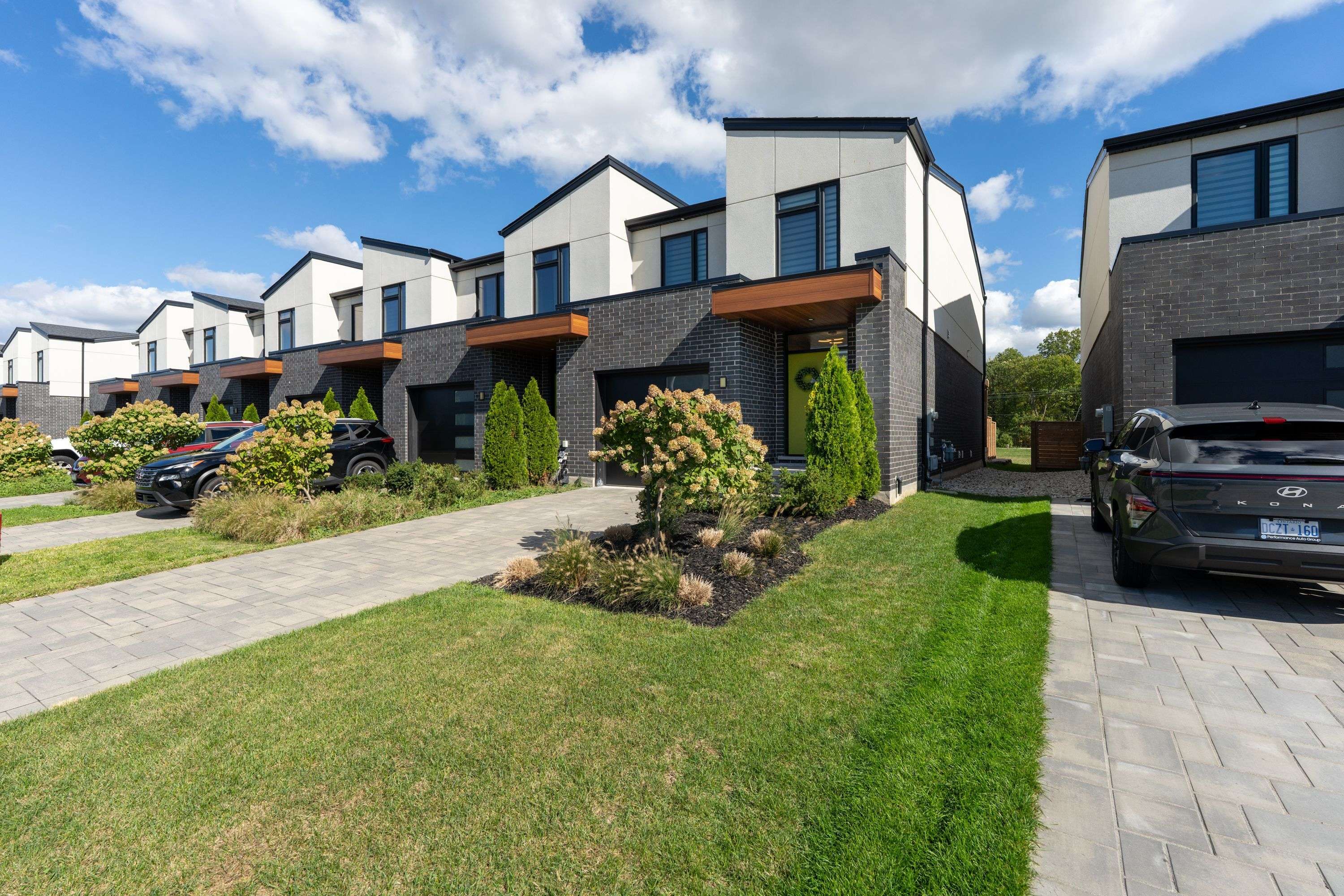 Niagara Falls, ON L2H 3T1,7194 Parsa ST