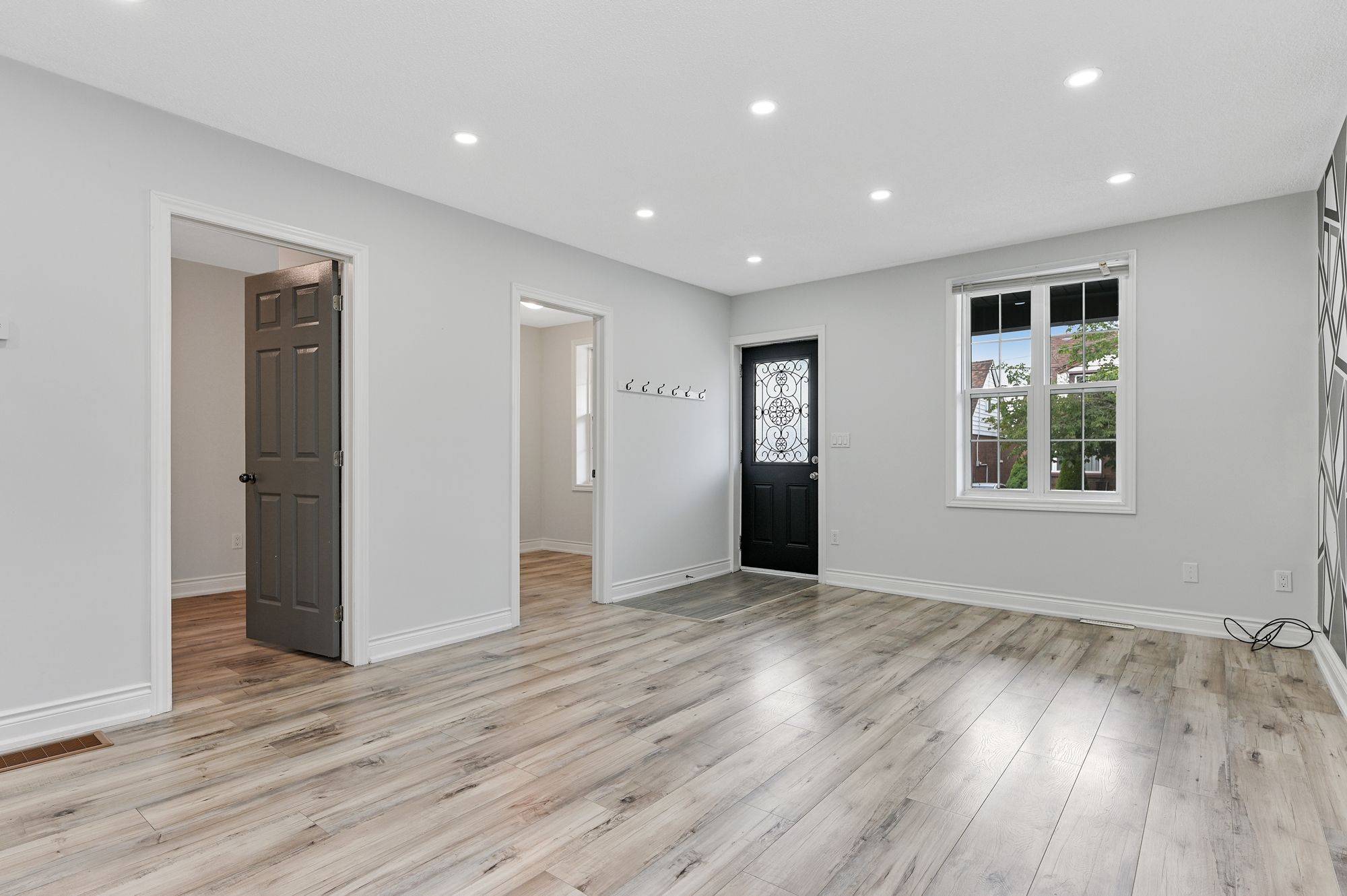 Hamilton, ON L8L 3J1,54 Craigmiller AVE #Upper