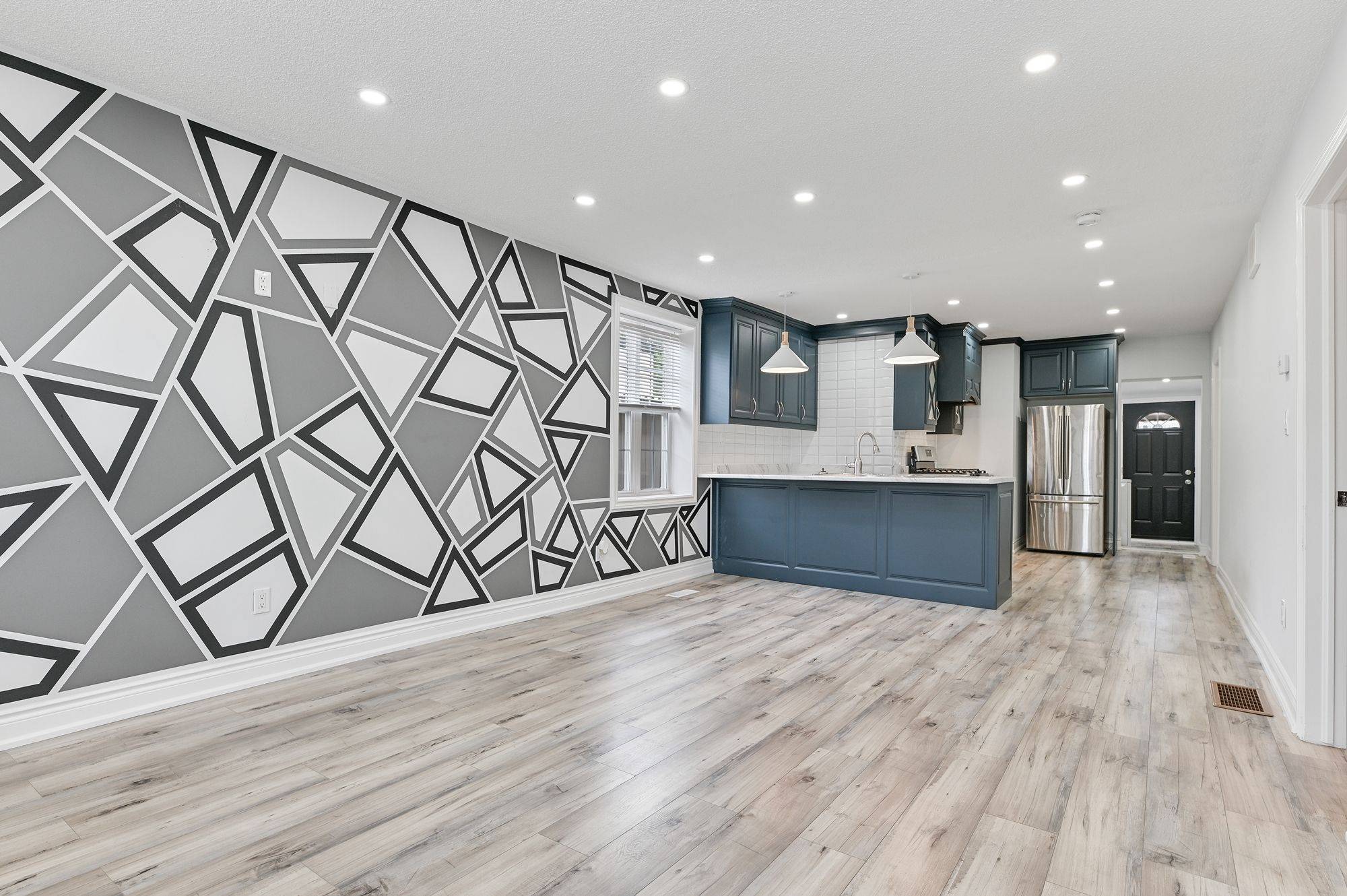 Hamilton, ON L8L 3J1,54 Craigmiller AVE #Upper