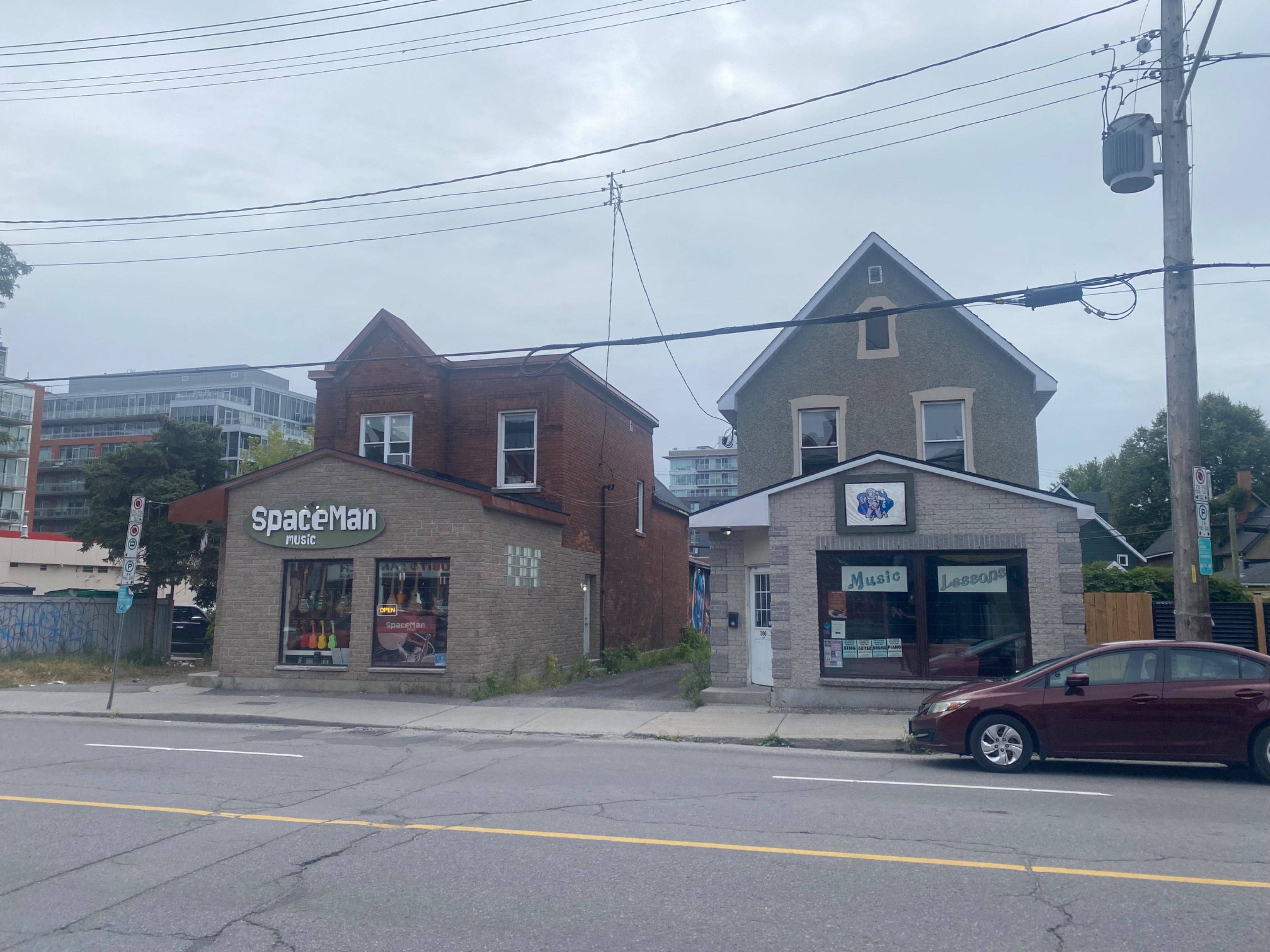 Ottawa Centre, ON K2P 0Z1,390 Gladstone AVE