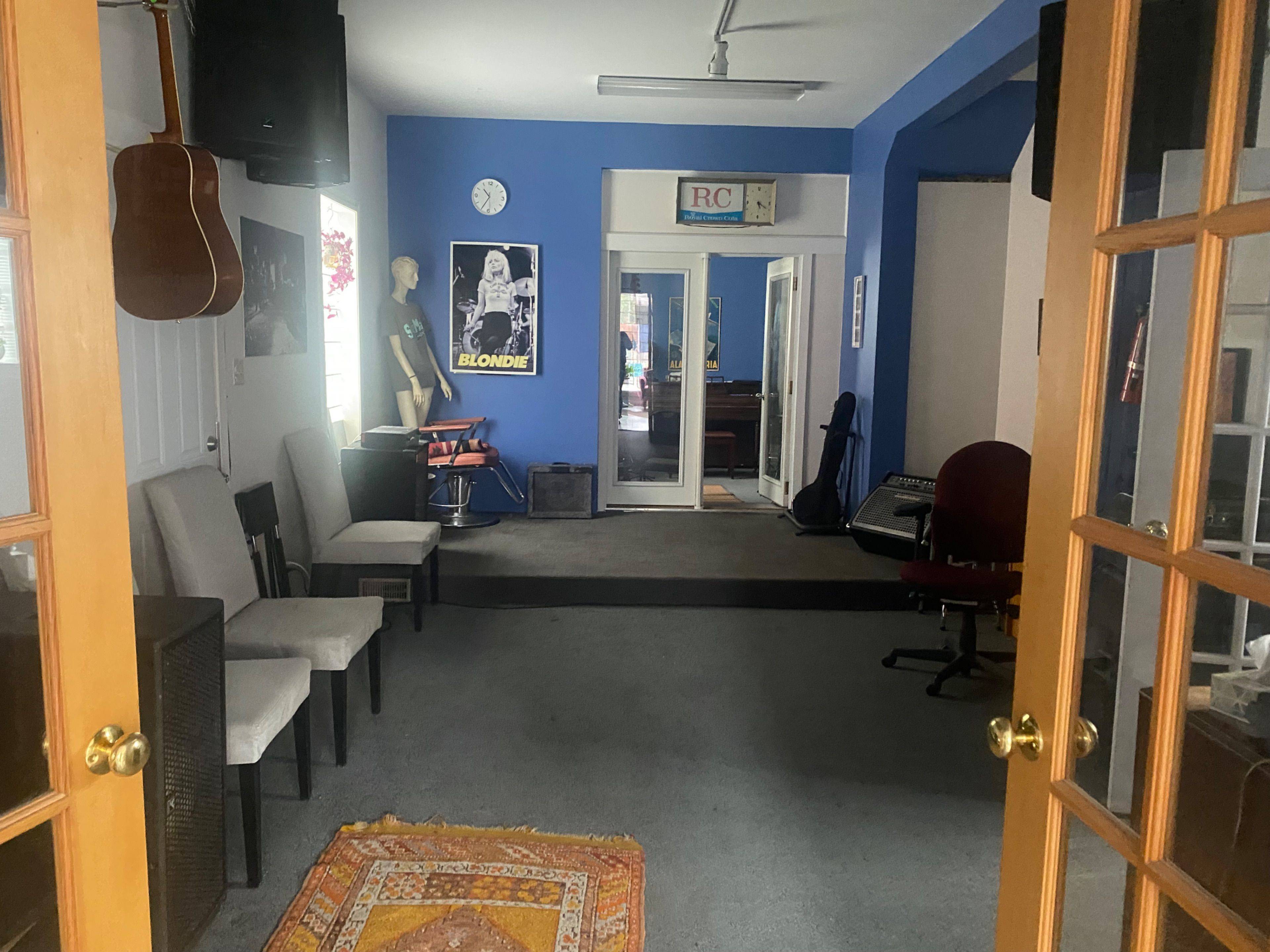 Ottawa Centre, ON K2P 0Z1,390 Gladstone AVE