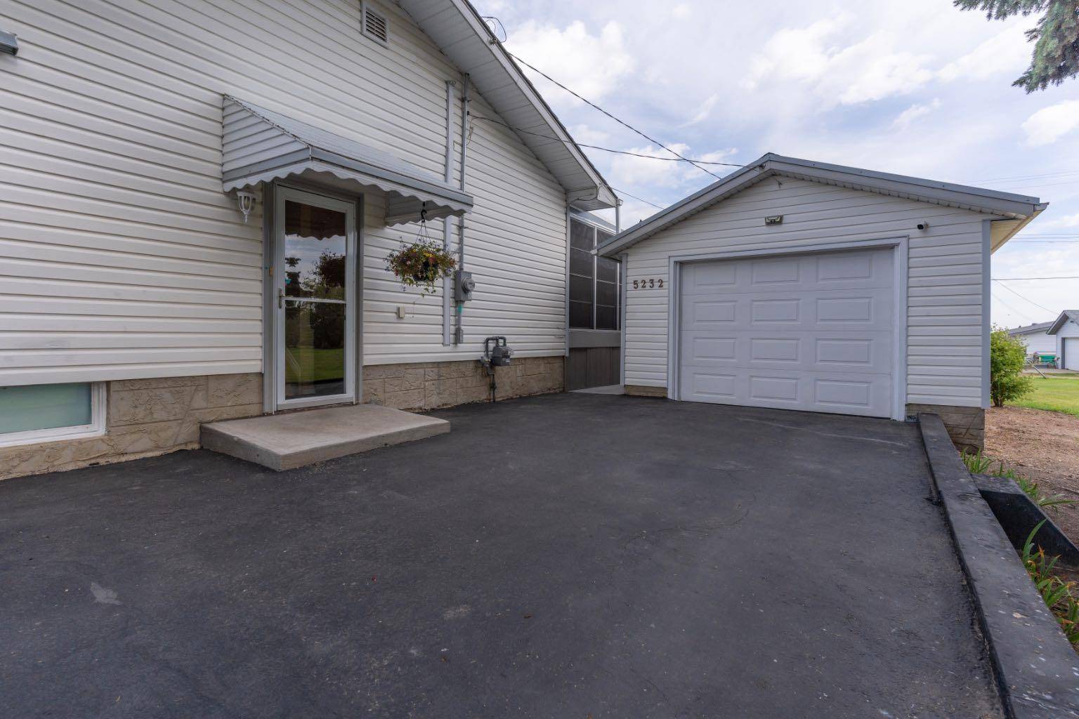 Holden, AB T0B 2C0,5232 50 AVE